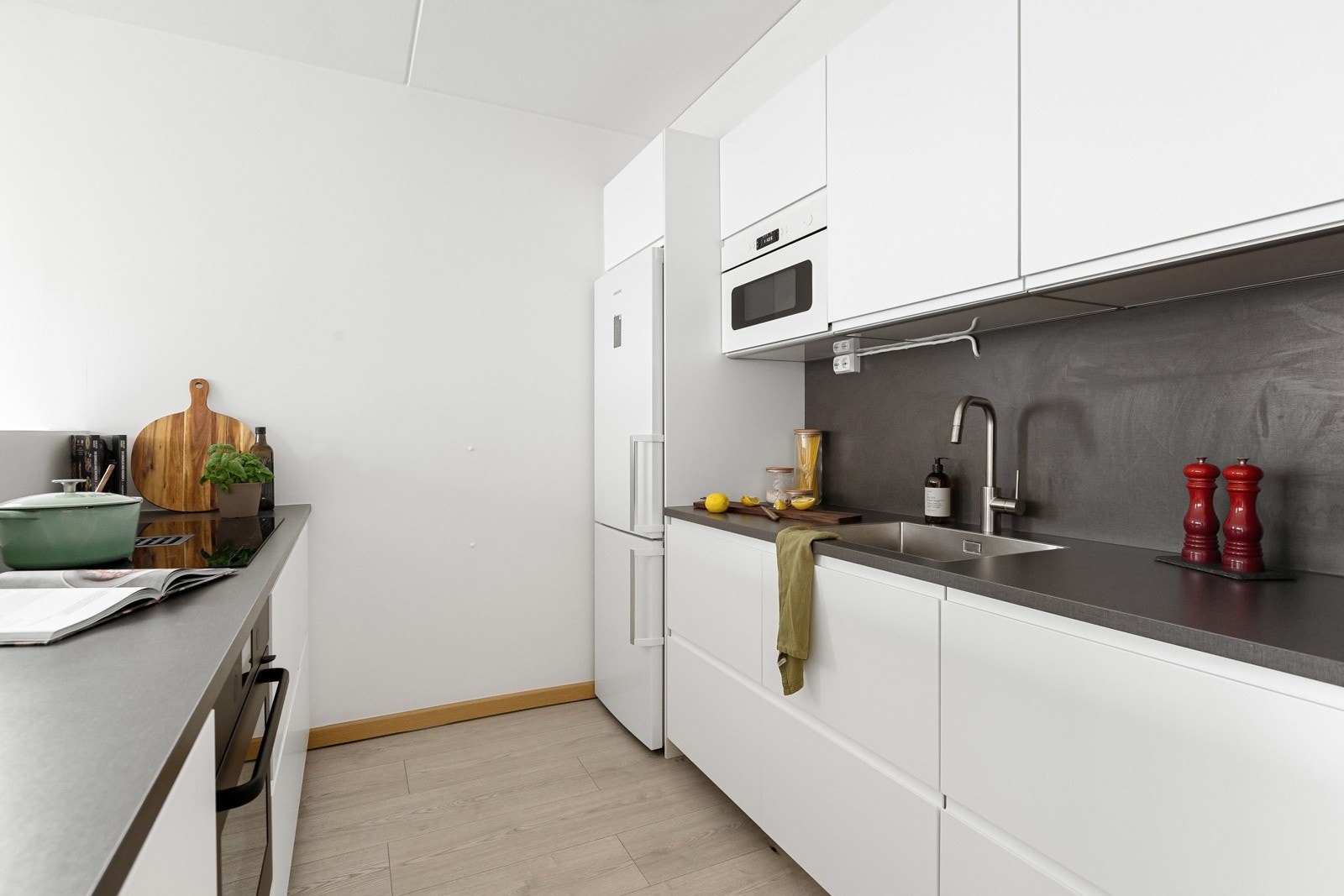 På kjøkkenet er det integrerte hvitevarer som koketopp, stekeovn, mikrobølgeovn og oppvaskmaskin, samt en frittstående kjøl-/fryseskap. Galleribilde