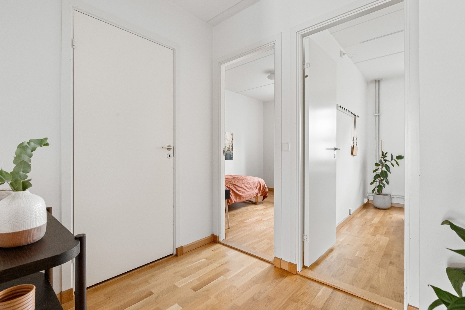 Her finner du både hylle og oppheng for yttertøy. Galleribilde