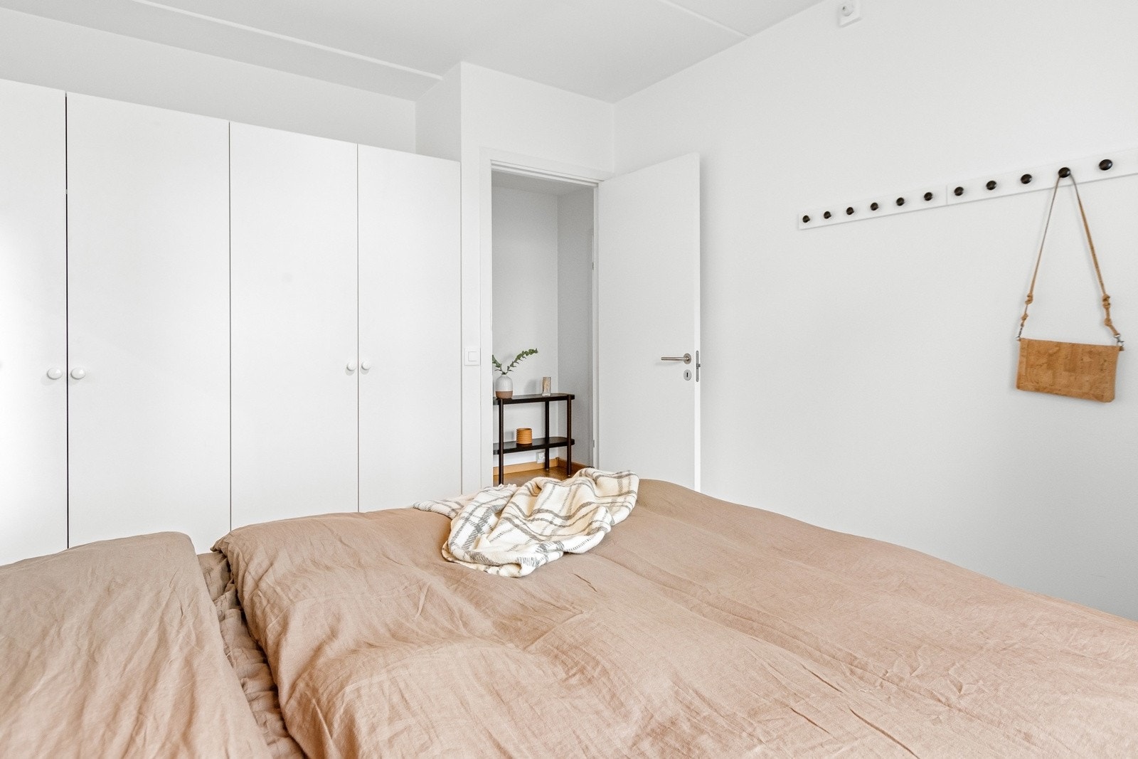 Hovedsoverommet har god plass til dobbeltseng, nattbord og rikelig med oppbevaring i flere garderobeskap. Galleribilde