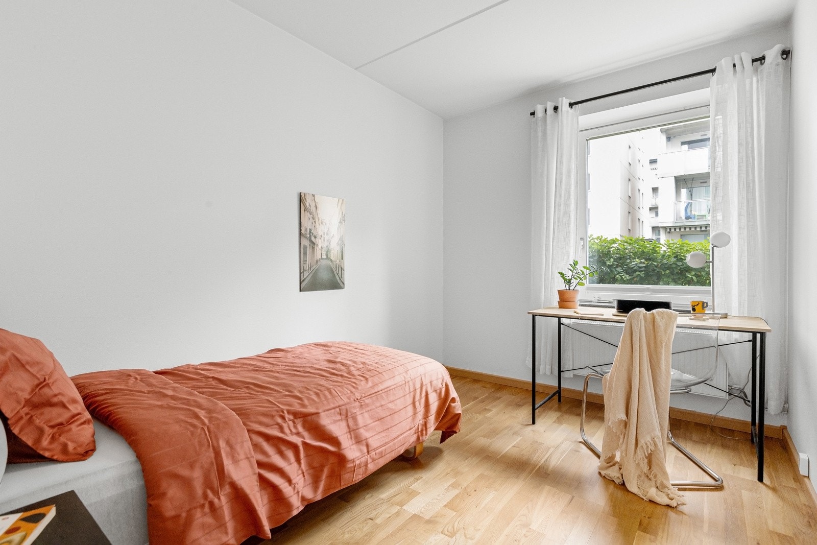 Det andre soverommet har god plass til seng, nattbord og øvrig møblement. Galleribilde