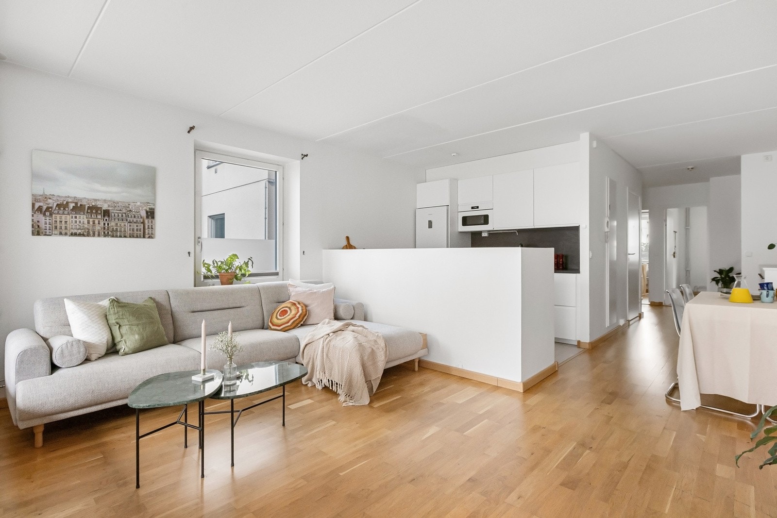 Lys og innbydende stue med eikeparkett på gulv og malte overflater. Galleribilde