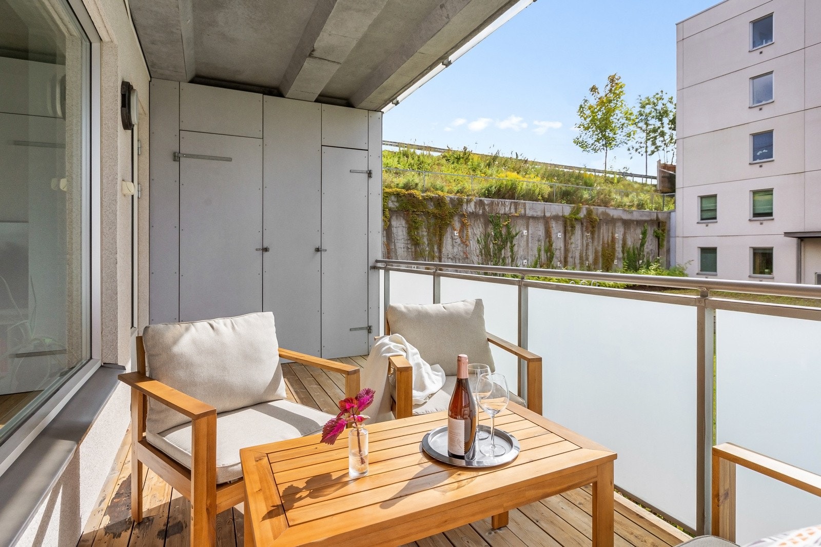 Stor sydvendt balkong på ca. 9,7 kvm. I tilknyttning til balkongen er det en boden på ca. 1 kvm gulvareal, som gir deg god plass til oppbevaring av sesongutstyr eller annet du måtte trenge. Galleribilde