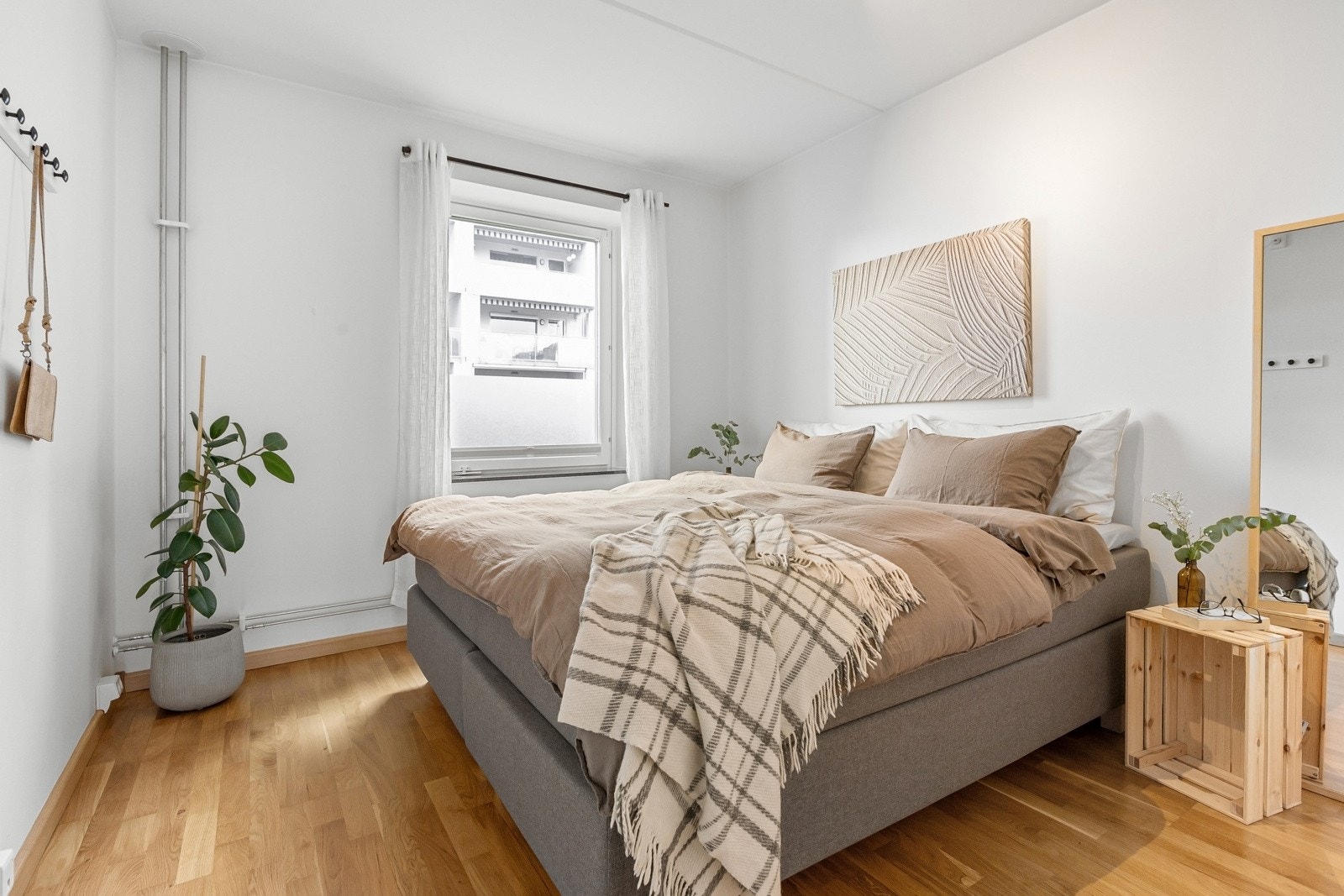 To gode soverom med plissegardiner på vinduene som solskjerming. Galleribilde