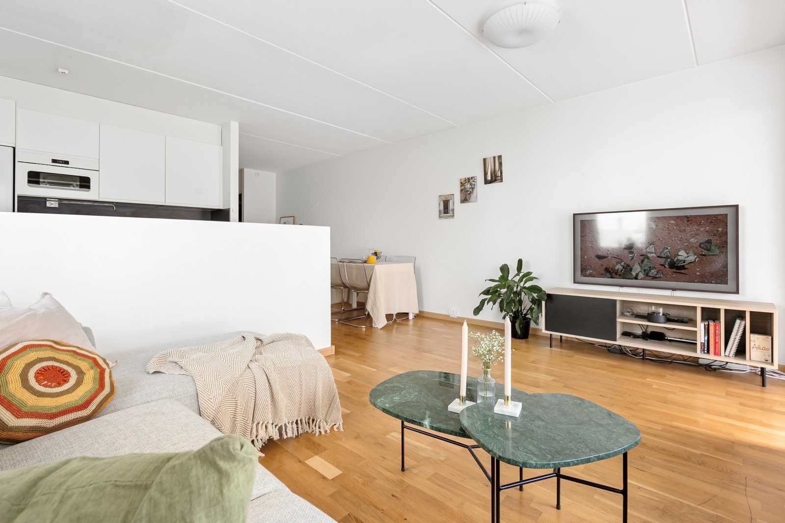 I stuen er det god plass til både sofaseksjon, spisebord og øvrig møblement. Galleribilde