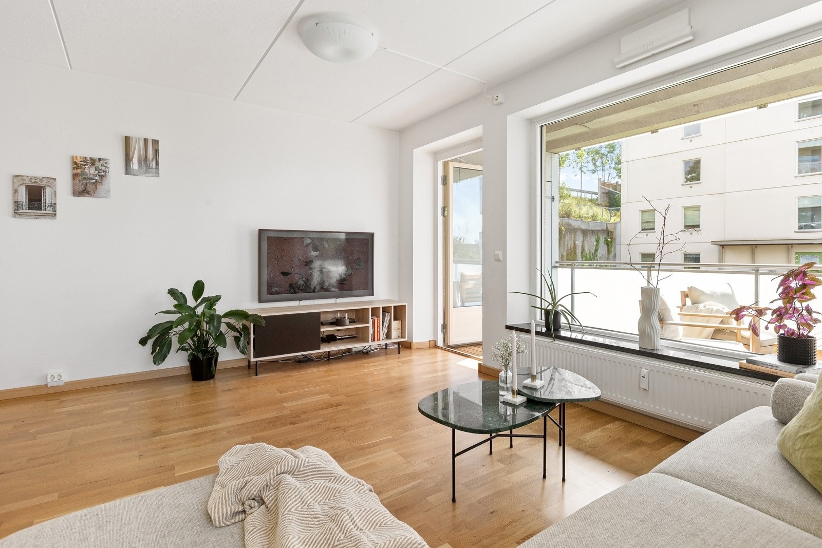 Stuen har godt med naturlig lys, og på vindusflatene er det lysskjerming bestående av plissegardiner. Galleribilde