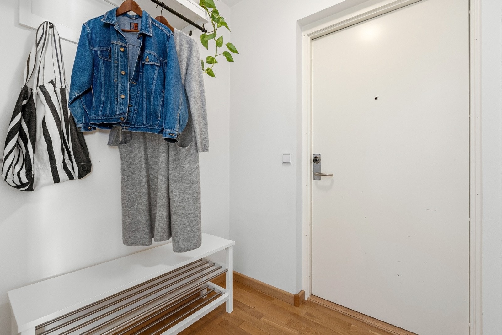 Ved inngangen blir du møtt av en romslig entré med praktiske oppbevaringsmuligheter. Galleribilde