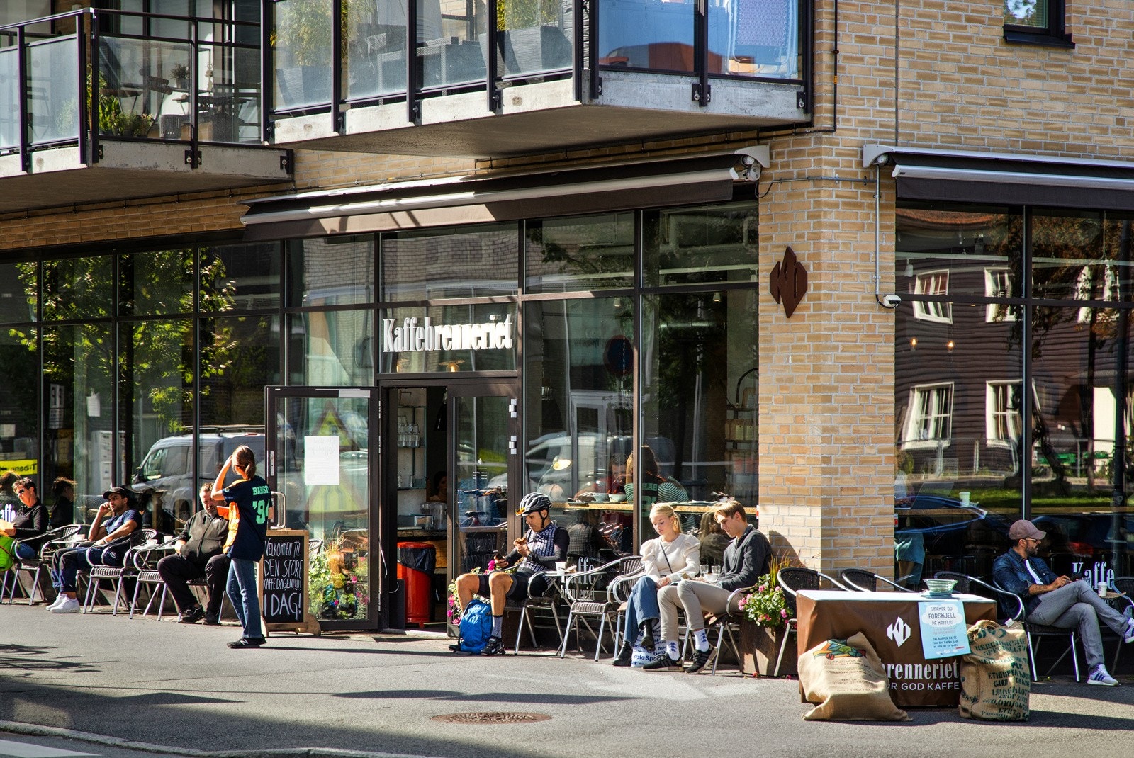 Nærområdet byr på rikelig med caféer og spiseplasser Galleribilde