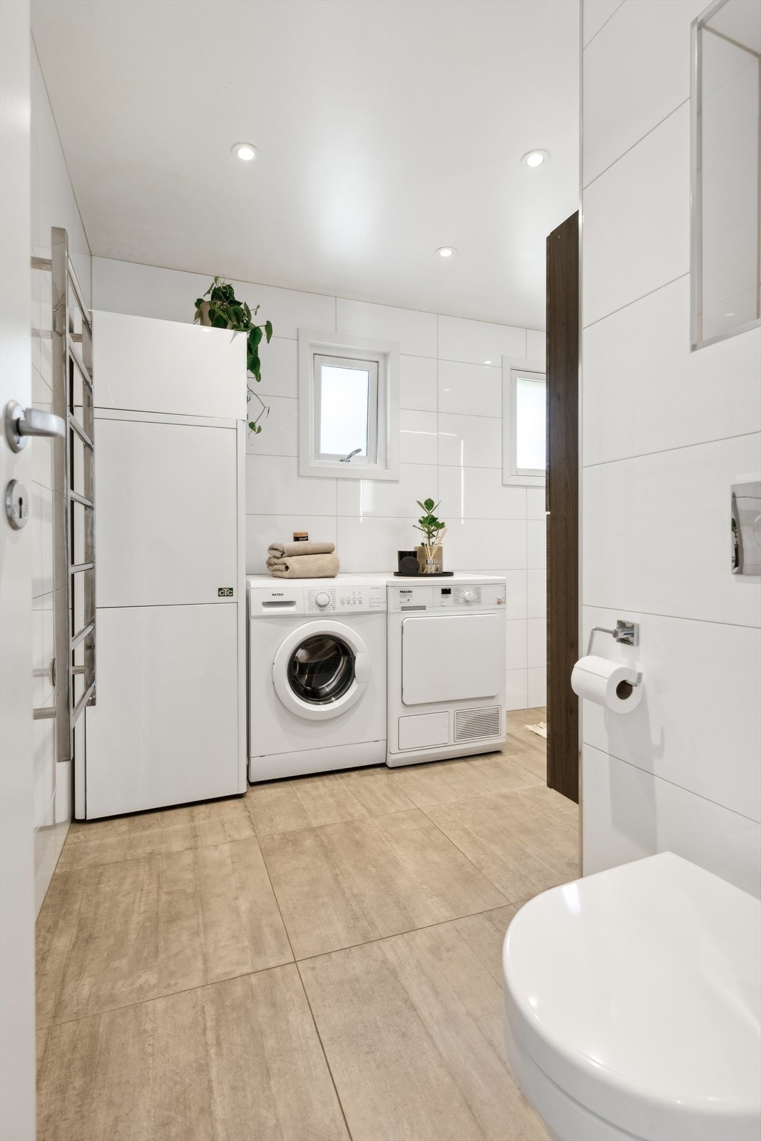 I forbindelse med modernisering av bad ble en del av kjøkkenet innlemmet i badet, badet er dermed av god størrelse og fungerer også som et effektivt vaskerom. Galleribilde