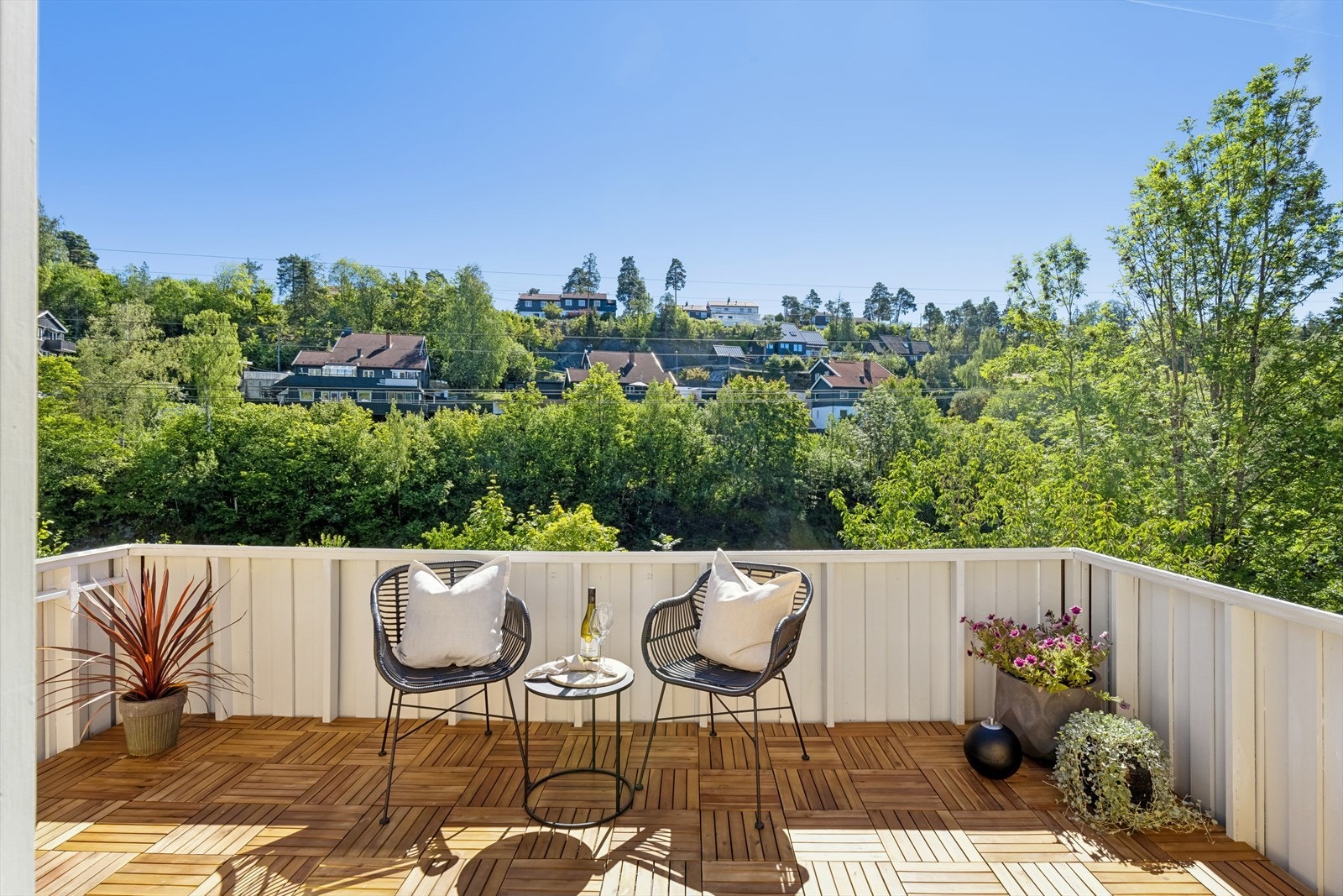 Solfylt balkong rett ut fra stuen. Galleribilde