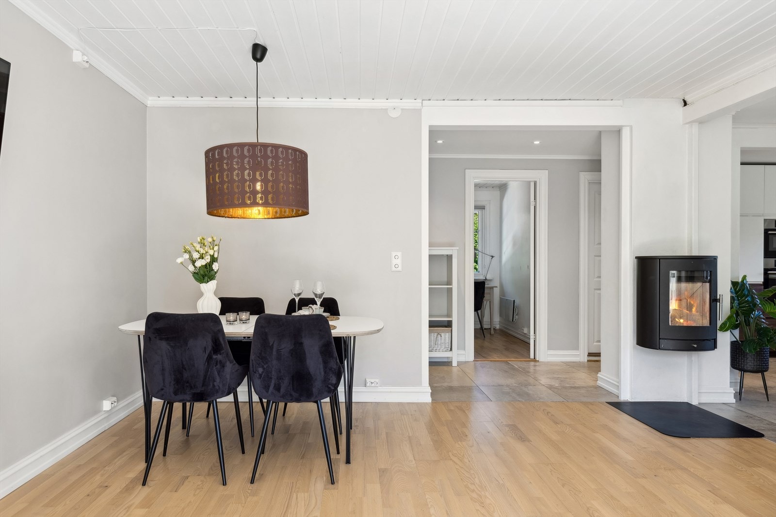 Spiseplassen kan utvides da det er god plass til langbord. Galleribilde