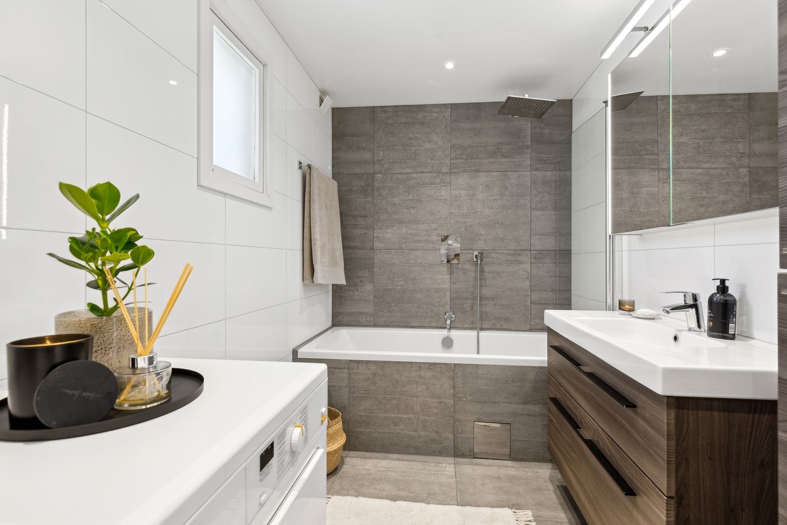 Flislagt og moderne bad med god plass til vaskemaskin. Galleribilde