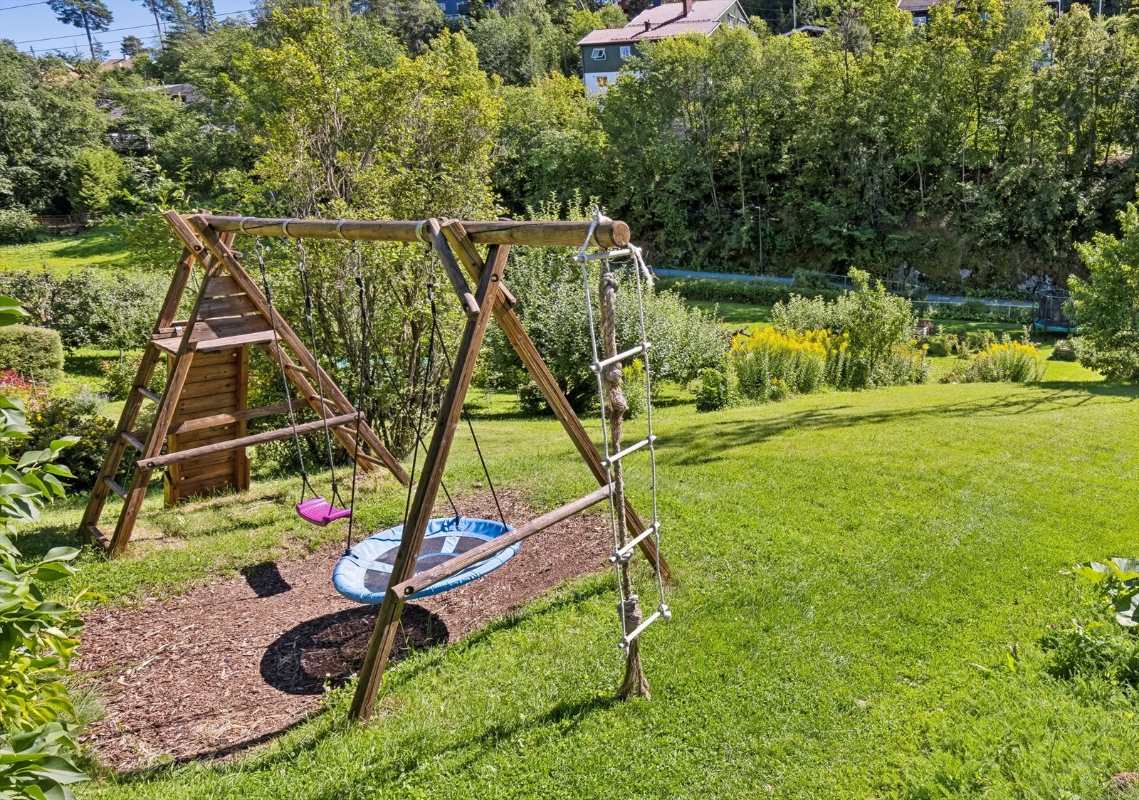 Hagen er delt opp i parseller, denne følger seksjon 4. Frukttrær og bærbusker på egen tomt. Galleribilde