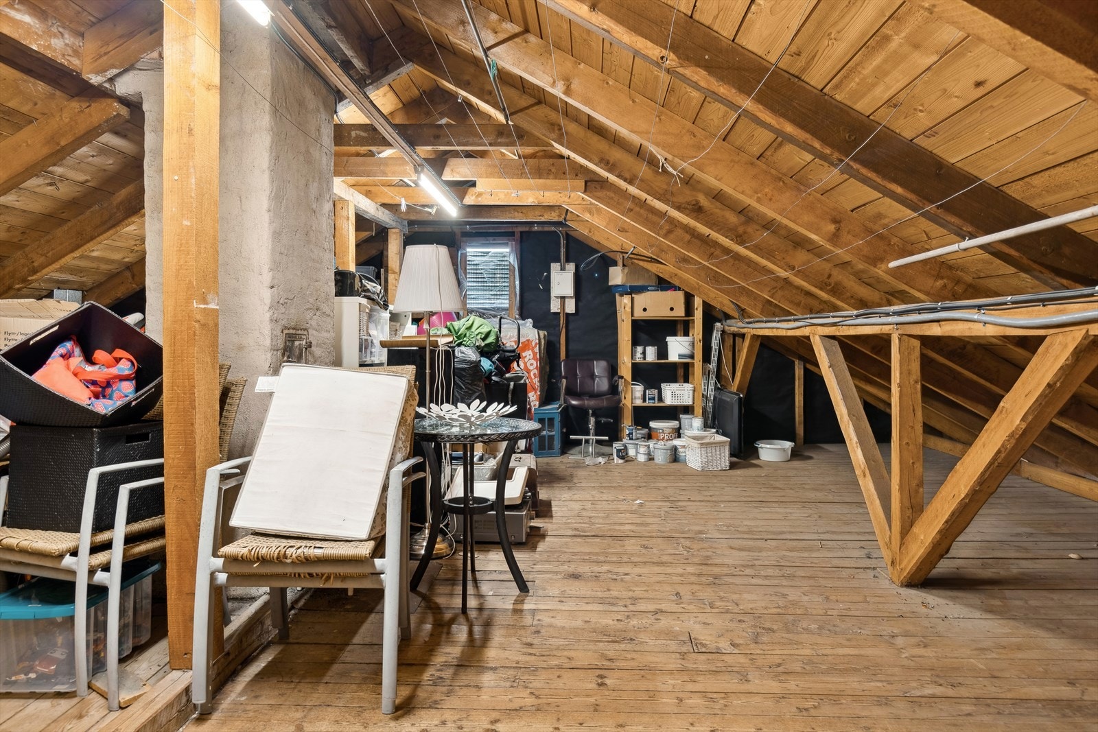 Loftet som ligger over leiligheten tilhører seksjon 4 som her er til salgs. Galleribilde