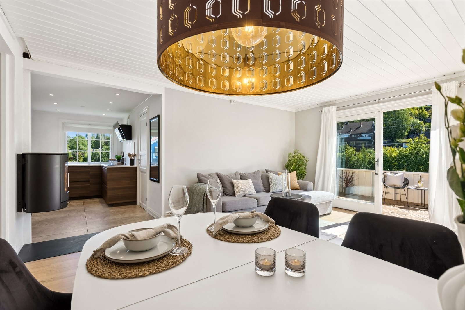 Kort vei mellom spiseplass og kjøkken. Galleribilde