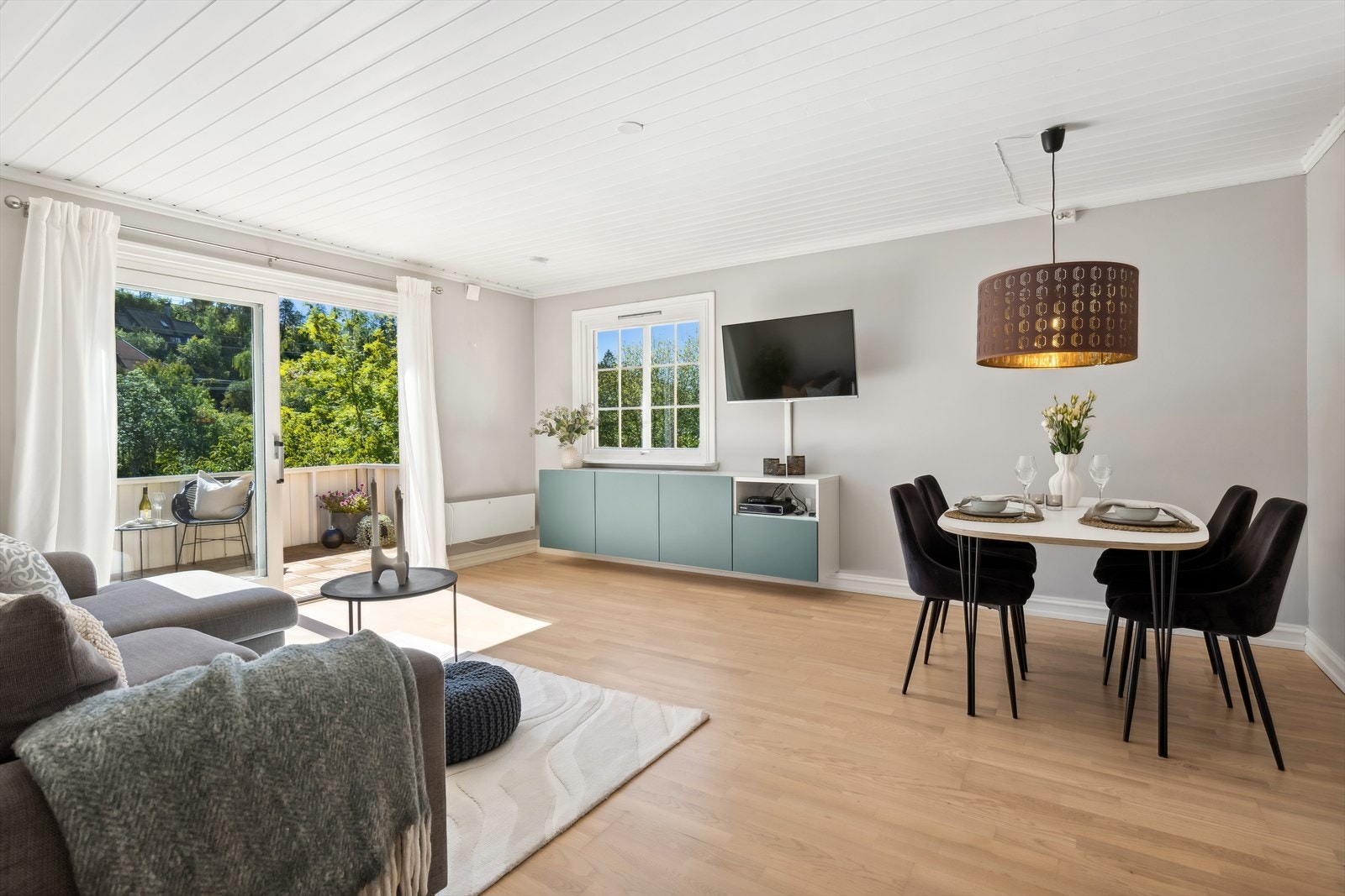 Lys og hyggelig stue med direkte utgang til balkong. Galleribilde