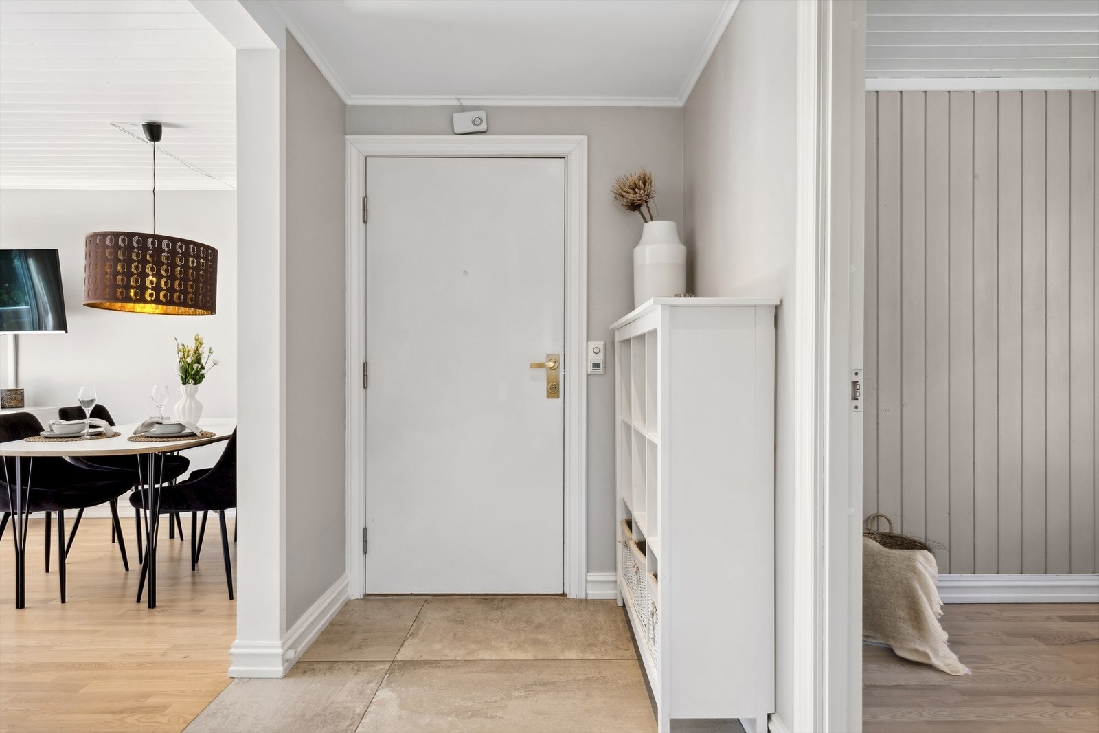 Bak inngangsdøren er det en gang som deles med en nabo, her er arealet fordelt og brukes som garderobe. Galleribilde