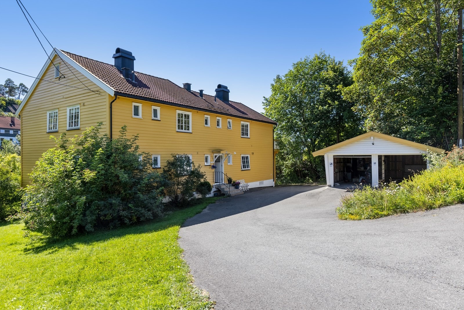 Velholdt firemannsbolig, øverst til venstre, seksjon 4, er klar for nye eier. Garasje til høyre følger boligen. Galleribilde