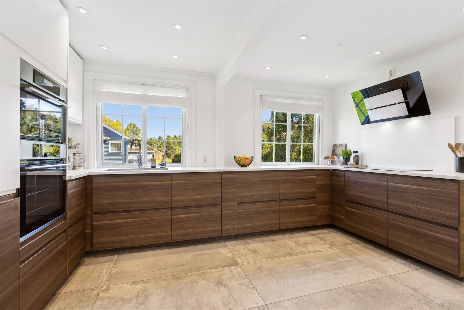 Store vinduer på kjøkkenet skaper god stemning og lyse forhold. Galleribilde