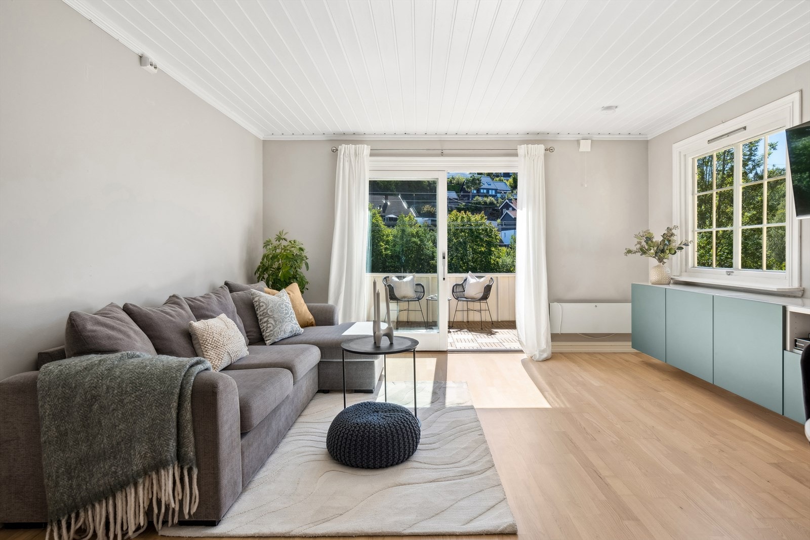 Stuen er lys og innbydende. TV monter på vegg kan følge salget. Galleribilde