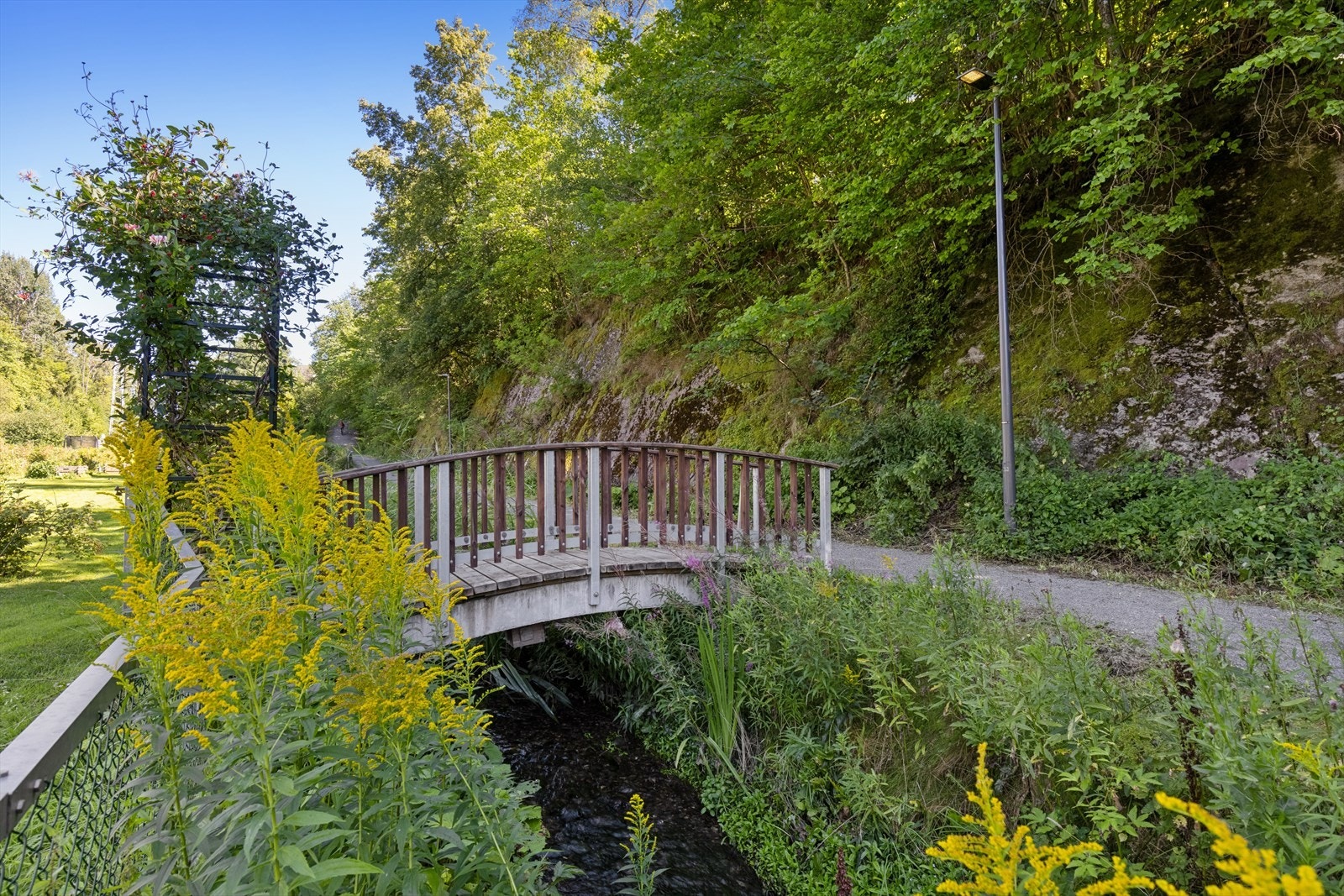 Fra eiendommen går en hyggelig tursti mot Sandvika sentrum. Galleribilde