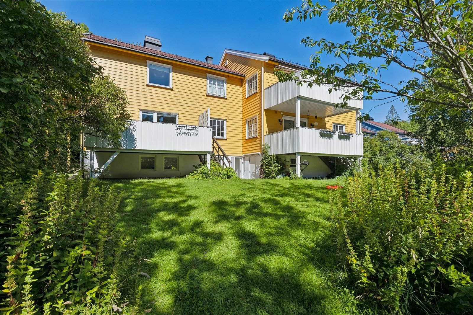 Balkongen øverst til høyre tilhører leiligheten som er til salgs. Galleribilde