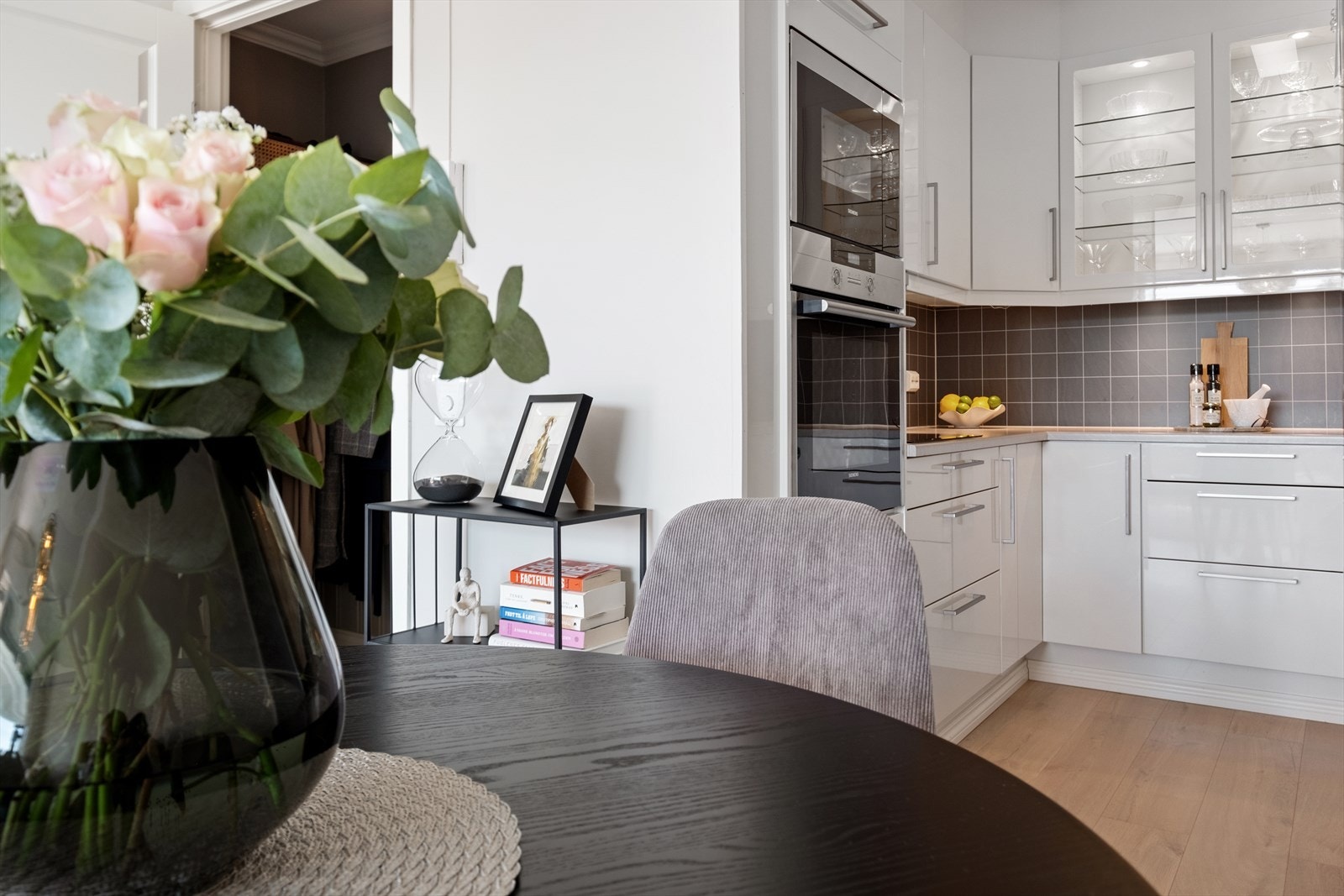 Det er plass til et lite spisebord mellom kjøkkeninnredningen og sofakroken. Galleribilde