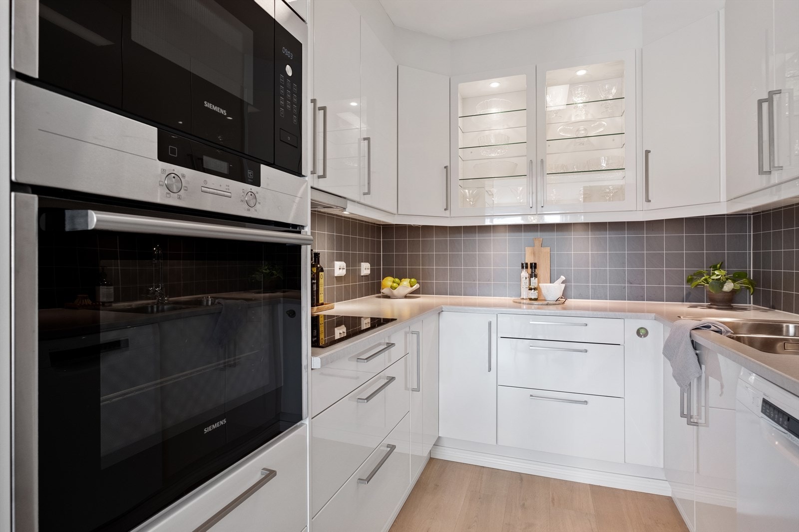 Kjøkkenet er godt utnyttet med mye skapplass. Galleribilde