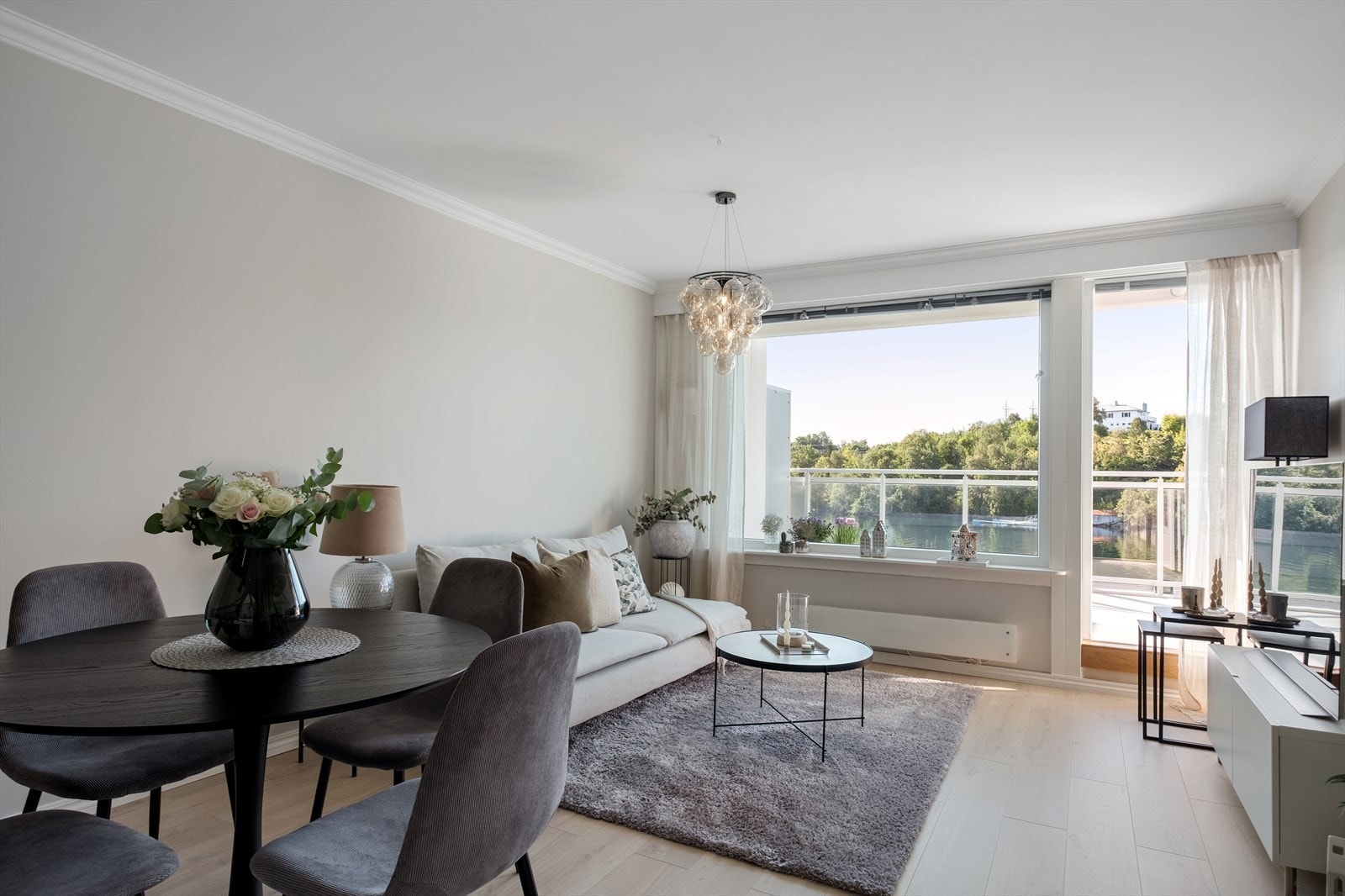 Leiligheten er lys og luftig med store vindusflater, som sørger for mye naturlig lysinnslipp. Galleribilde