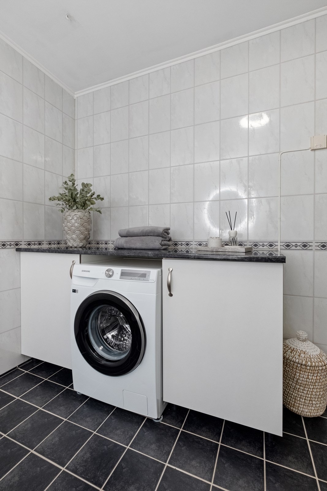 Badet inneholder opplegg for vaskemaskin, benkeplate og skap. Perfekt for klesvasken! Galleribilde