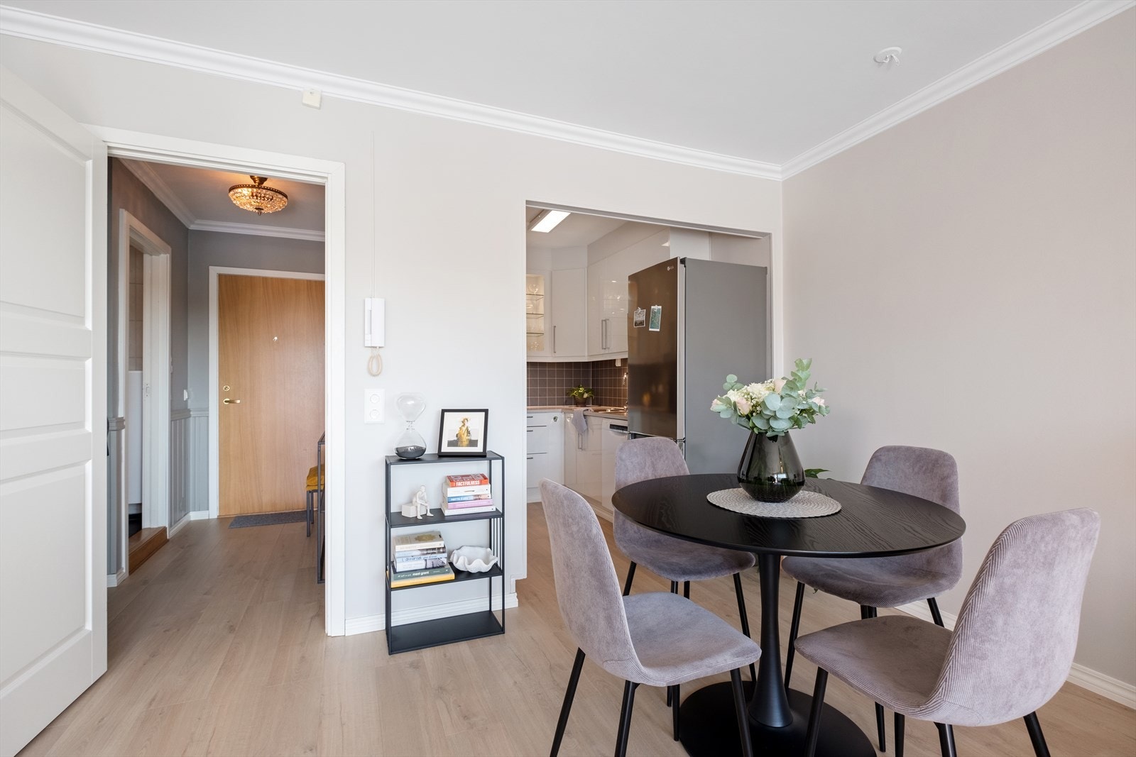 Til venstre kan man se inngangsdøren til leiligheten. Til høyre er kjøkkenet. Galleribilde