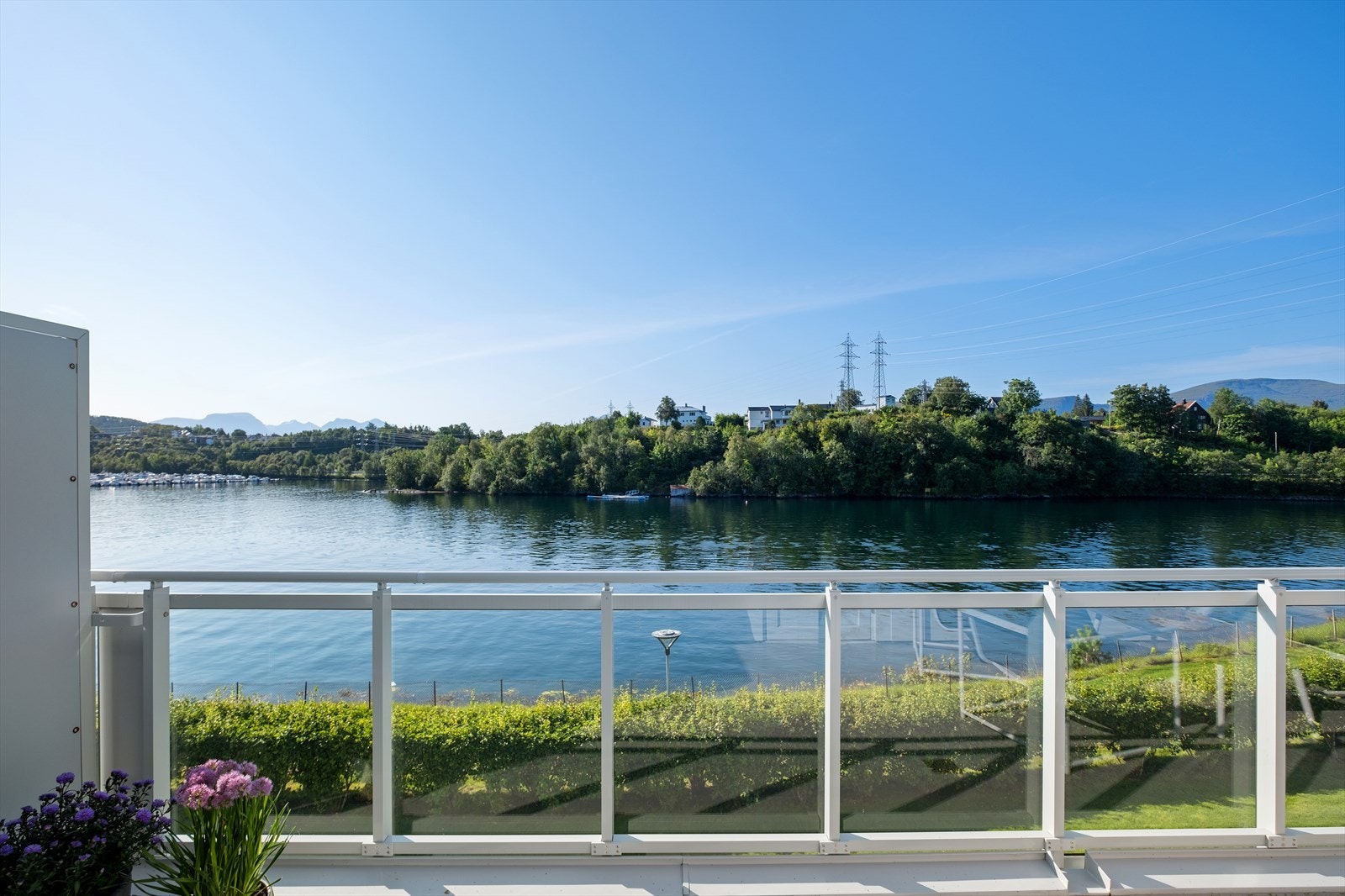 Fra leiligheten har man en upåklagelig utsikt mot syd! Galleribilde