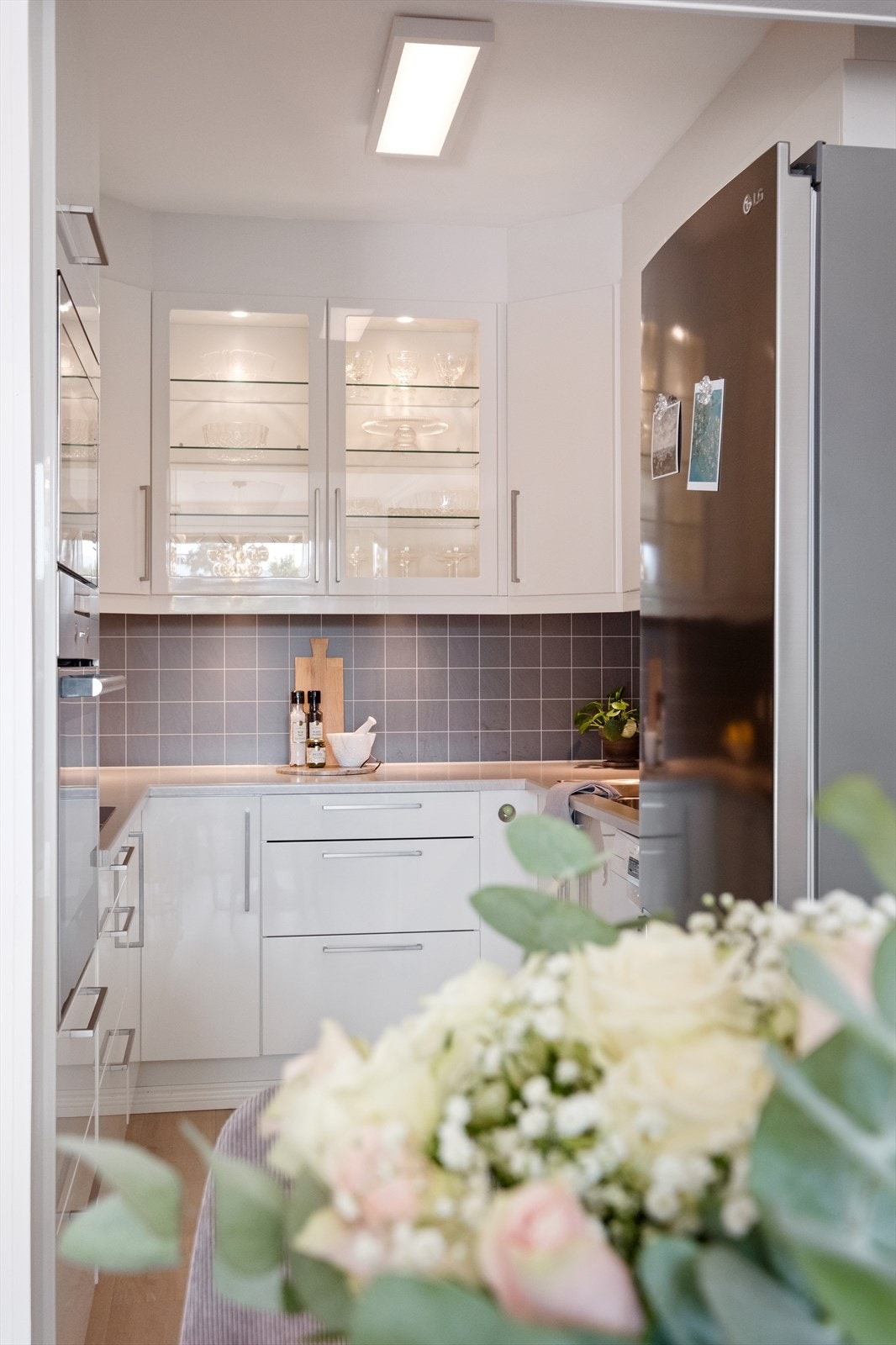 Enkelte av overskapene har glassdører med lys. Galleribilde