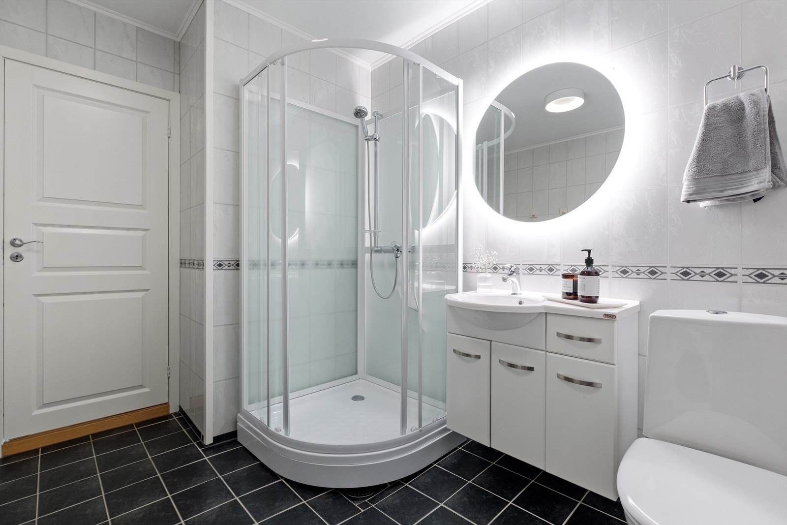 Bad. I 2024 ble det satt inn nytt dusjkabinett. Det er også montert ny taklampe og dimmer. I 2022 ble det montert nytt speil på bad. Galleribilde