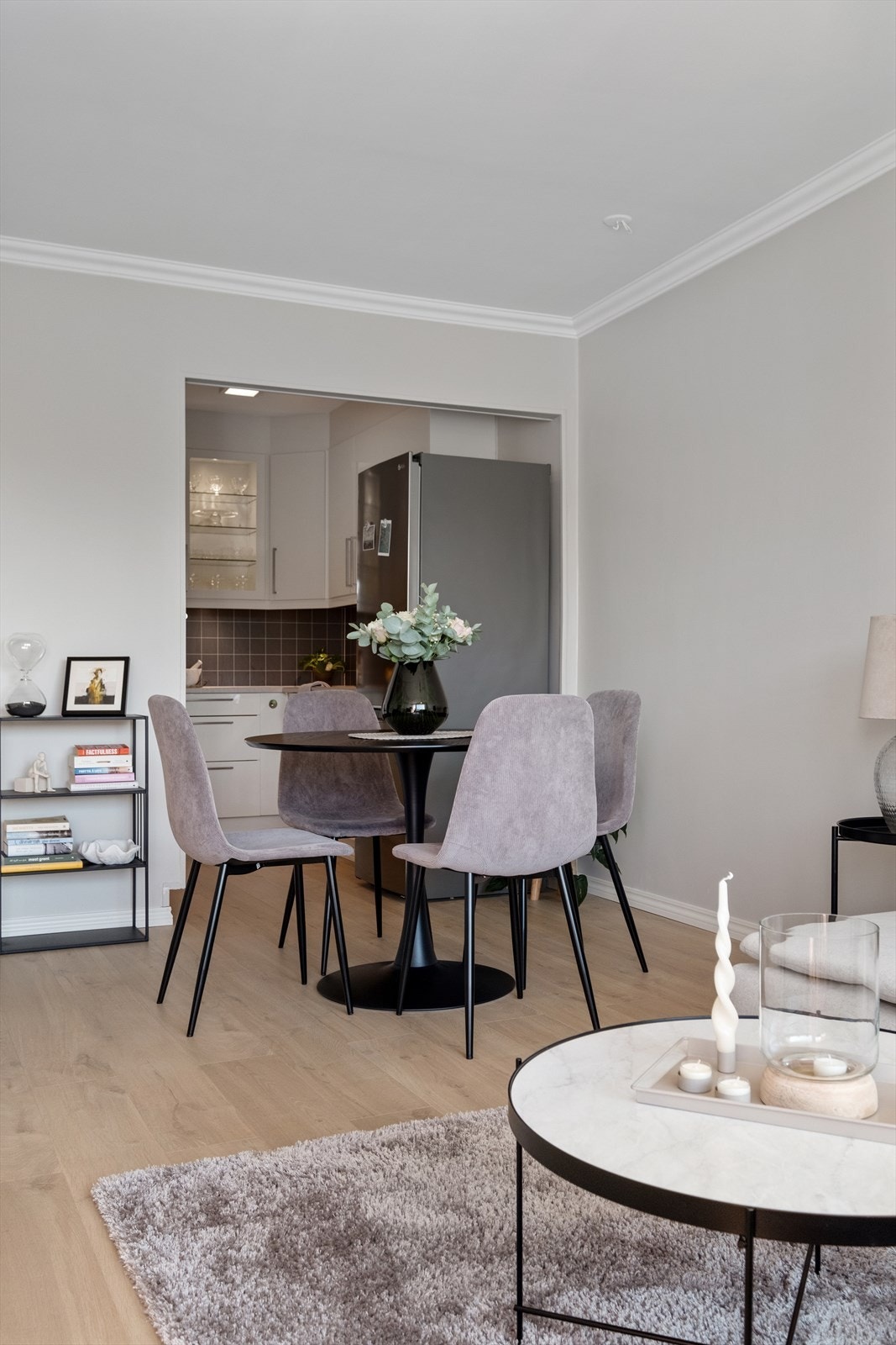 Stuen er i åpen løsning med kjøkkenet. Galleribilde