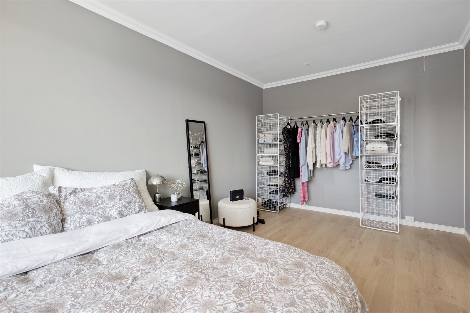 Det er også god plass til både garderobe og eventuelt skrivebord. DEt gjøres oppmerksom på at det egentlig er inntegnet en bod med adkomst fra soverom på godkjente tegninger. Endring i planløsningen krever bruksendring, men dette er ikke omsøkt/godkjent. Galleribilde