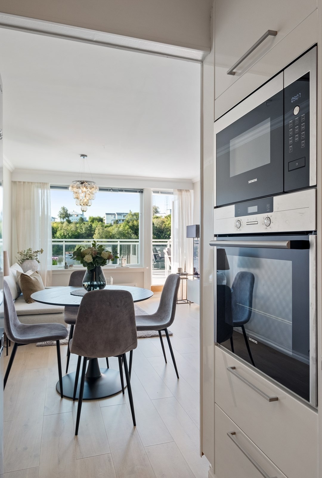 Fra kjøkkenet mot stuen. Galleribilde