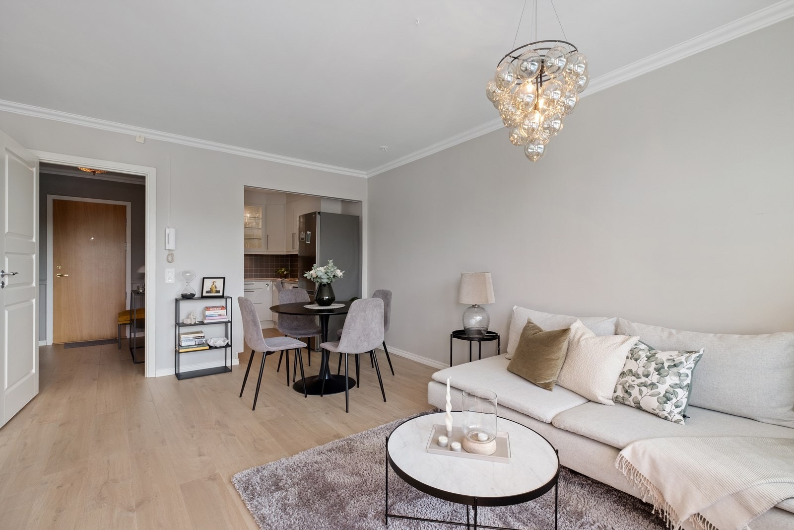 Her er stuen i åpen løsning med kjøkkenet. Til venstre ser man gangen og inngangspartiet. Galleribilde