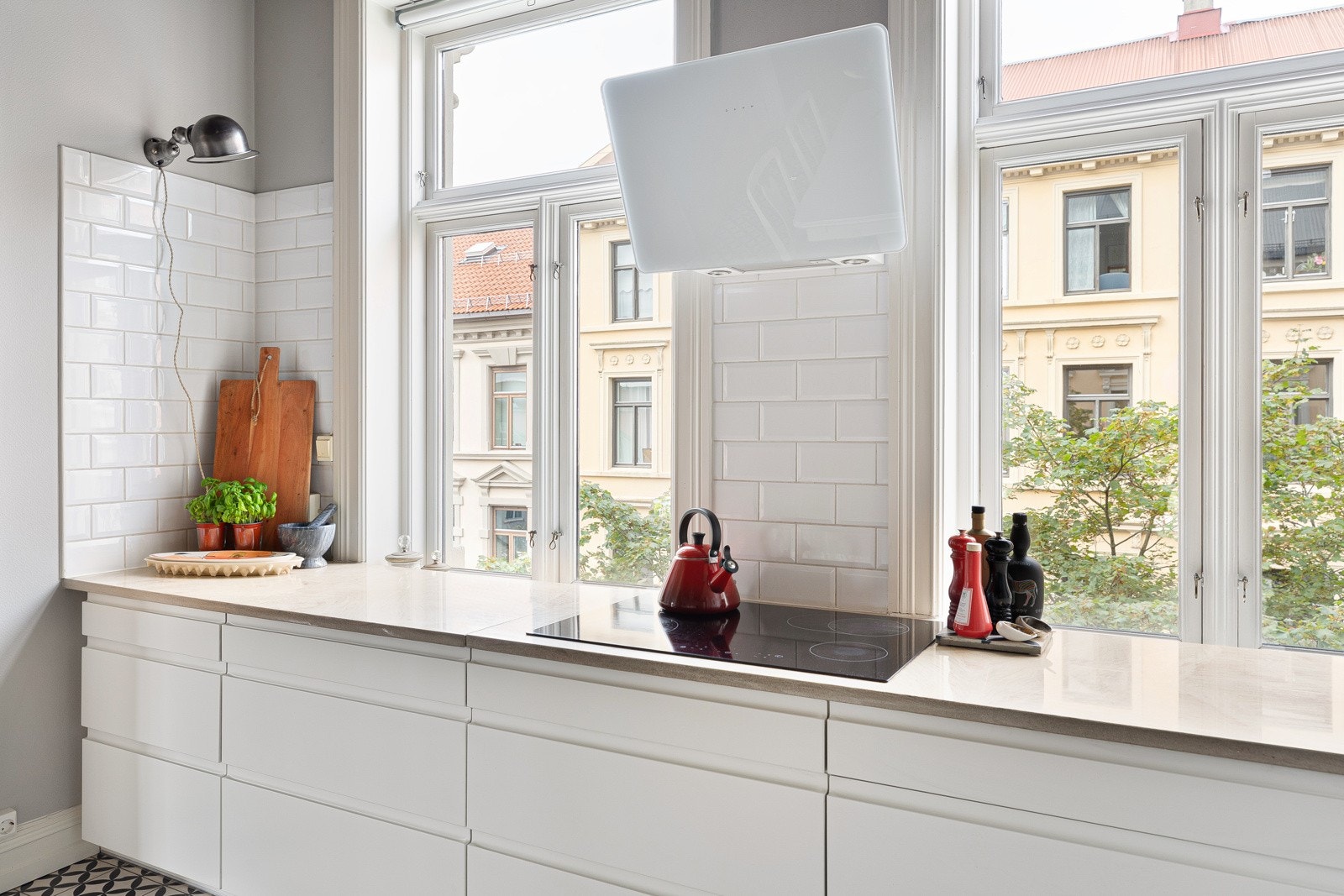 Fint lysinnslipp fra store vinduer, platetopp og veggmontert avtrekksvifte fra Ikea Galleribilde