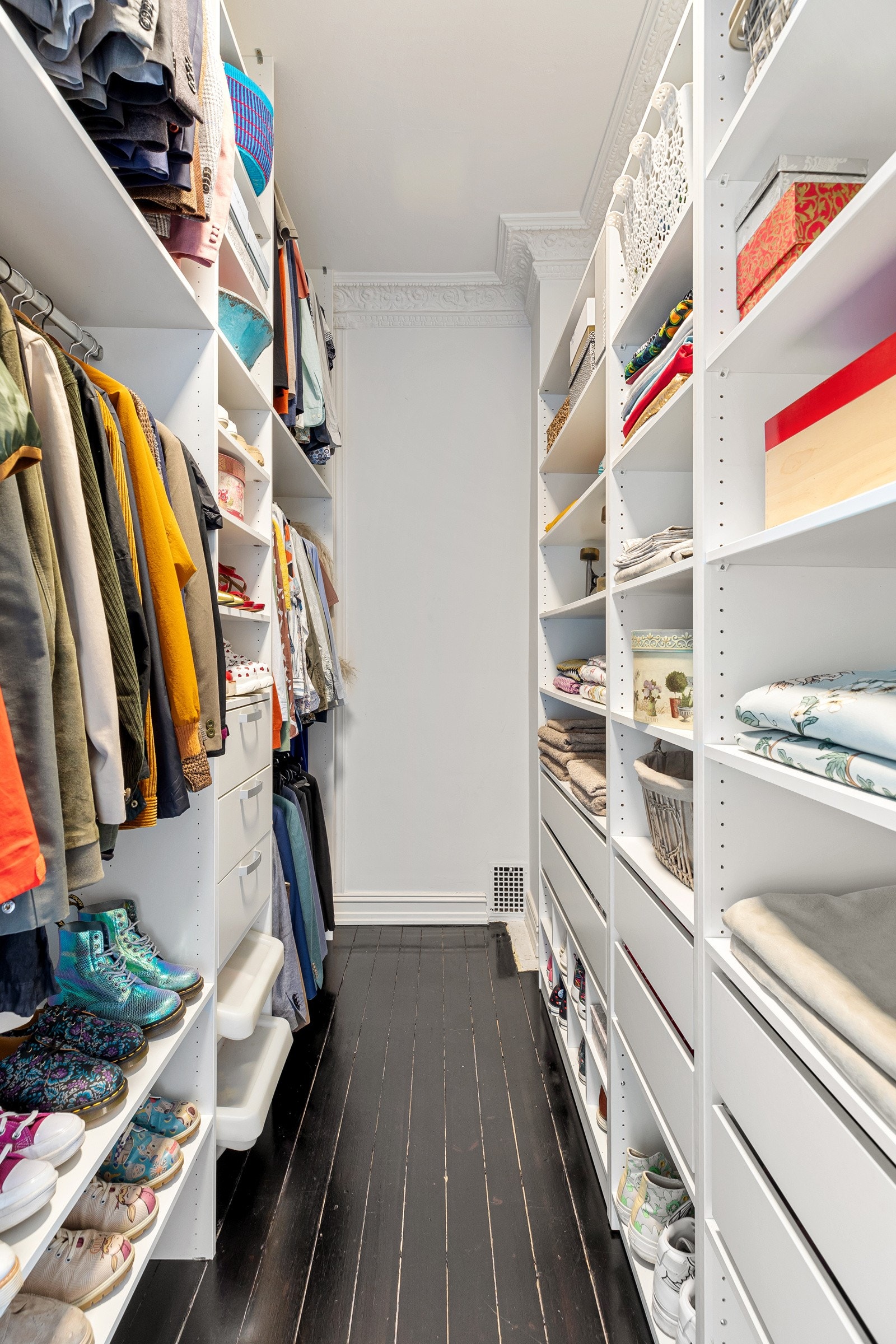 Garderoben har rikelig med plass til oppbevaring Galleribilde