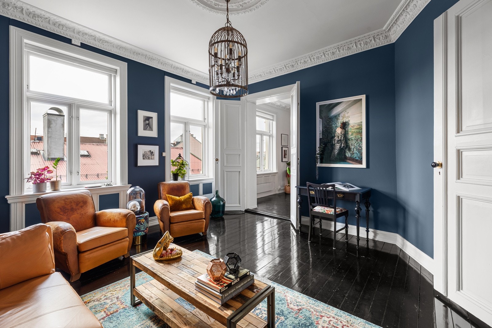 Her kan du nyte leilighetens klassiske detaljer med stukkatur, rosett og doble fløydører Galleribilde