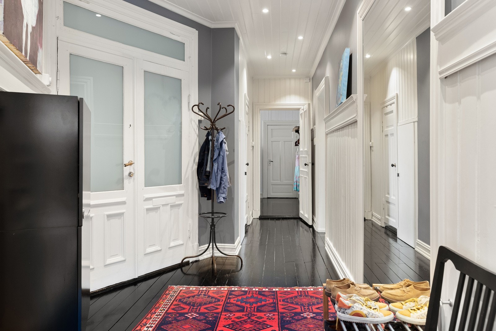 Romslig og praktisk entré med slitesterkt og sjarmerende gulv i heltre. Entréen er malt i tidsriktige farger og kan enkelt møbleres Galleribilde