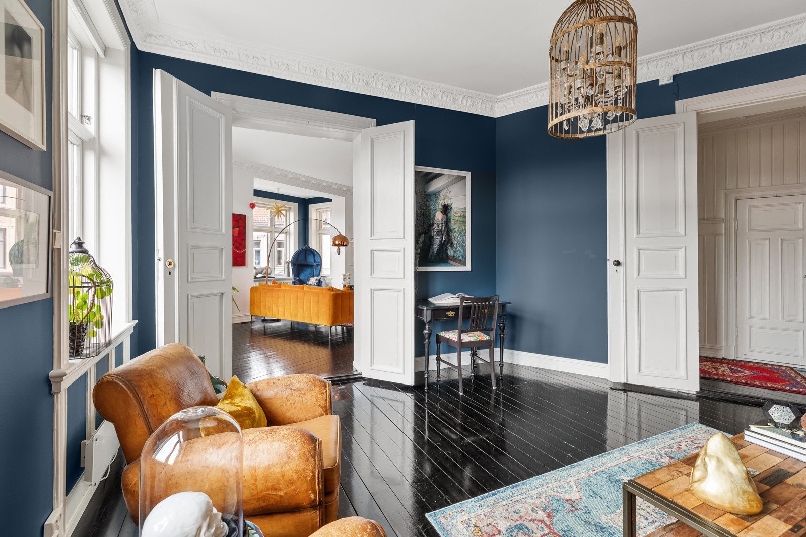 Stuen kan f.eks benyttes som TV-stue, spisestue, eller kanskje bibliotek? Galleribilde