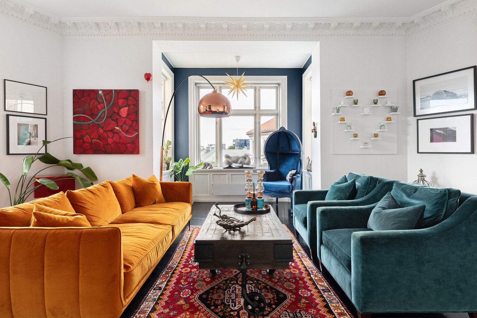 Leiligheten har to særdeles romslige stuer beliggende i rekke Galleribilde