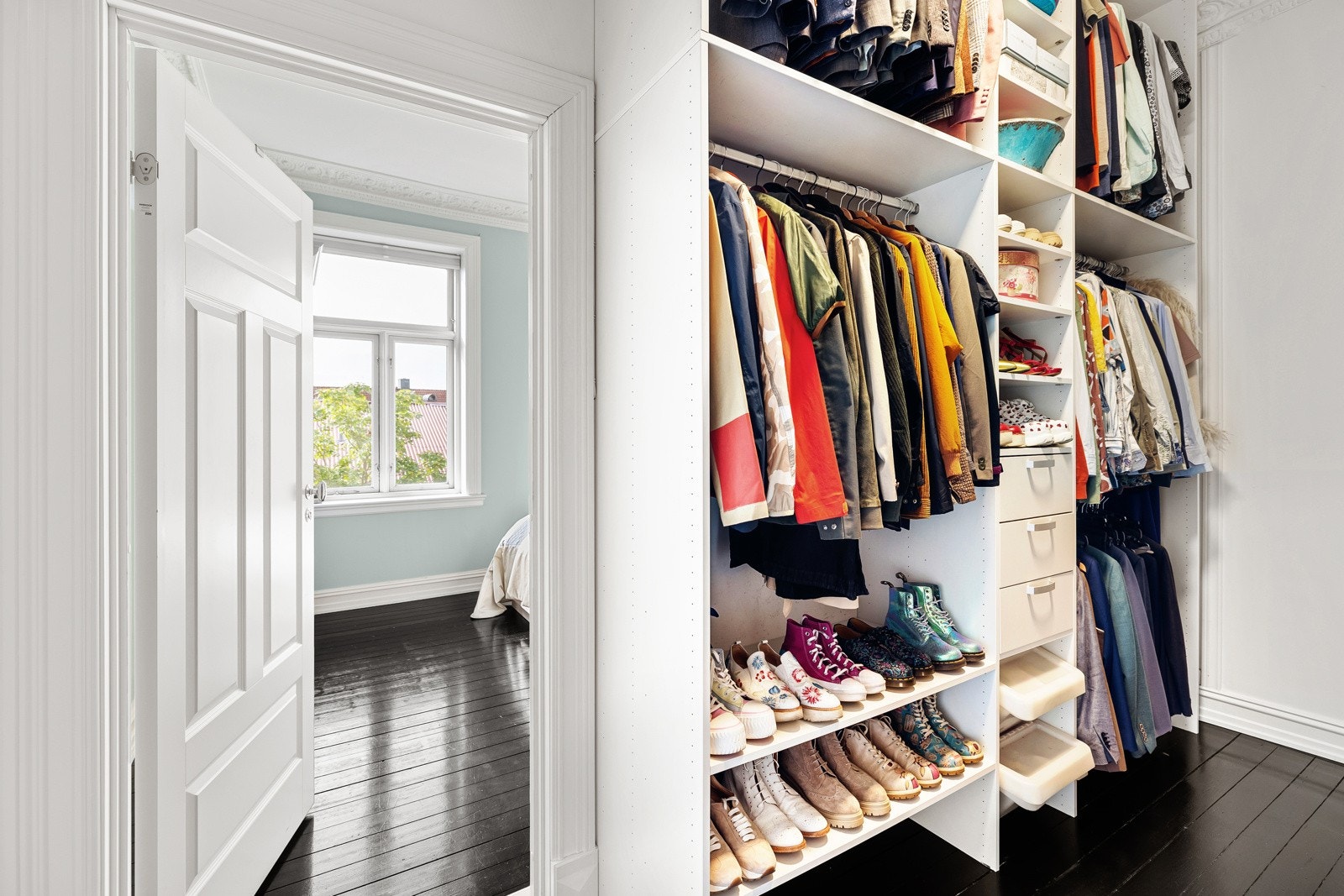 Soverommet har også direkte adgang til eget walk-in closet av svært god størrelse Galleribilde