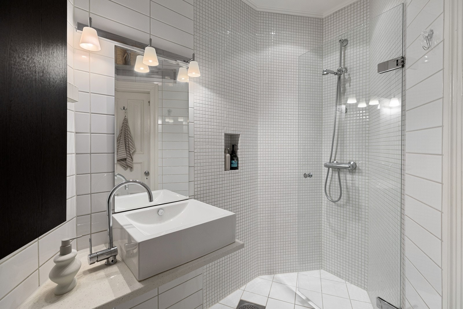 Downlights i himling og lys baderomsinnreding kombinert med behagelig gulvvarme gjør dette til et flott rom å starte dagen i Galleribilde