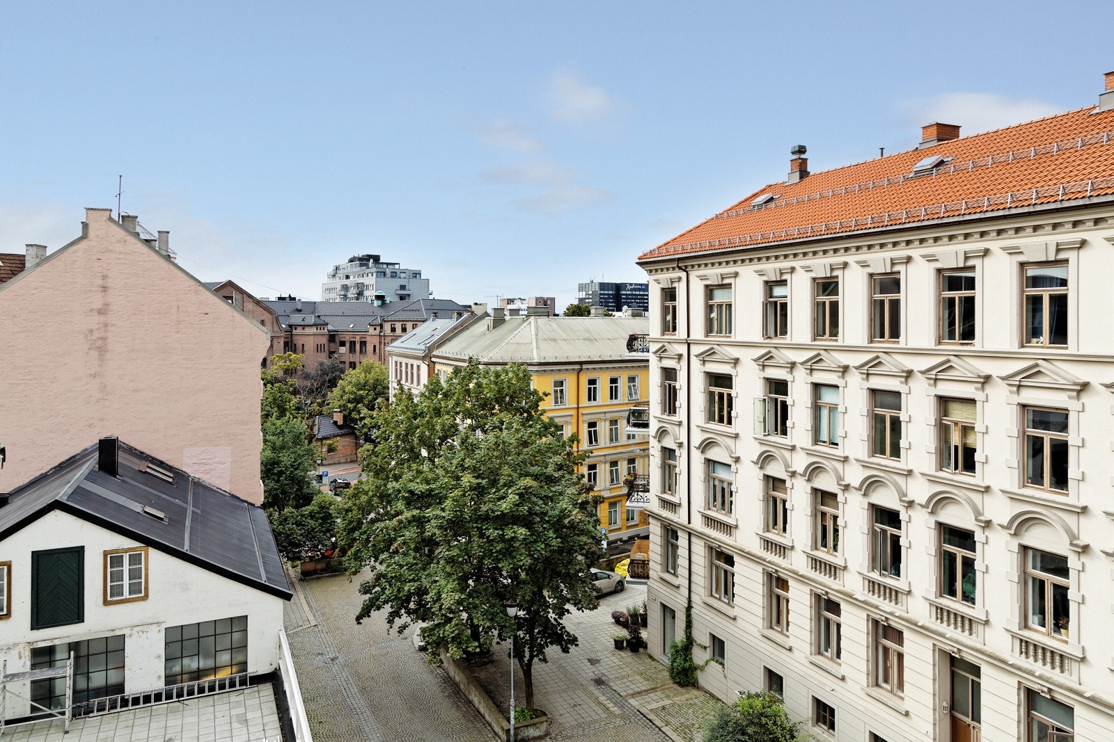 Det er flott utsyn til Hallings gate fra hjørnestuen Galleribilde