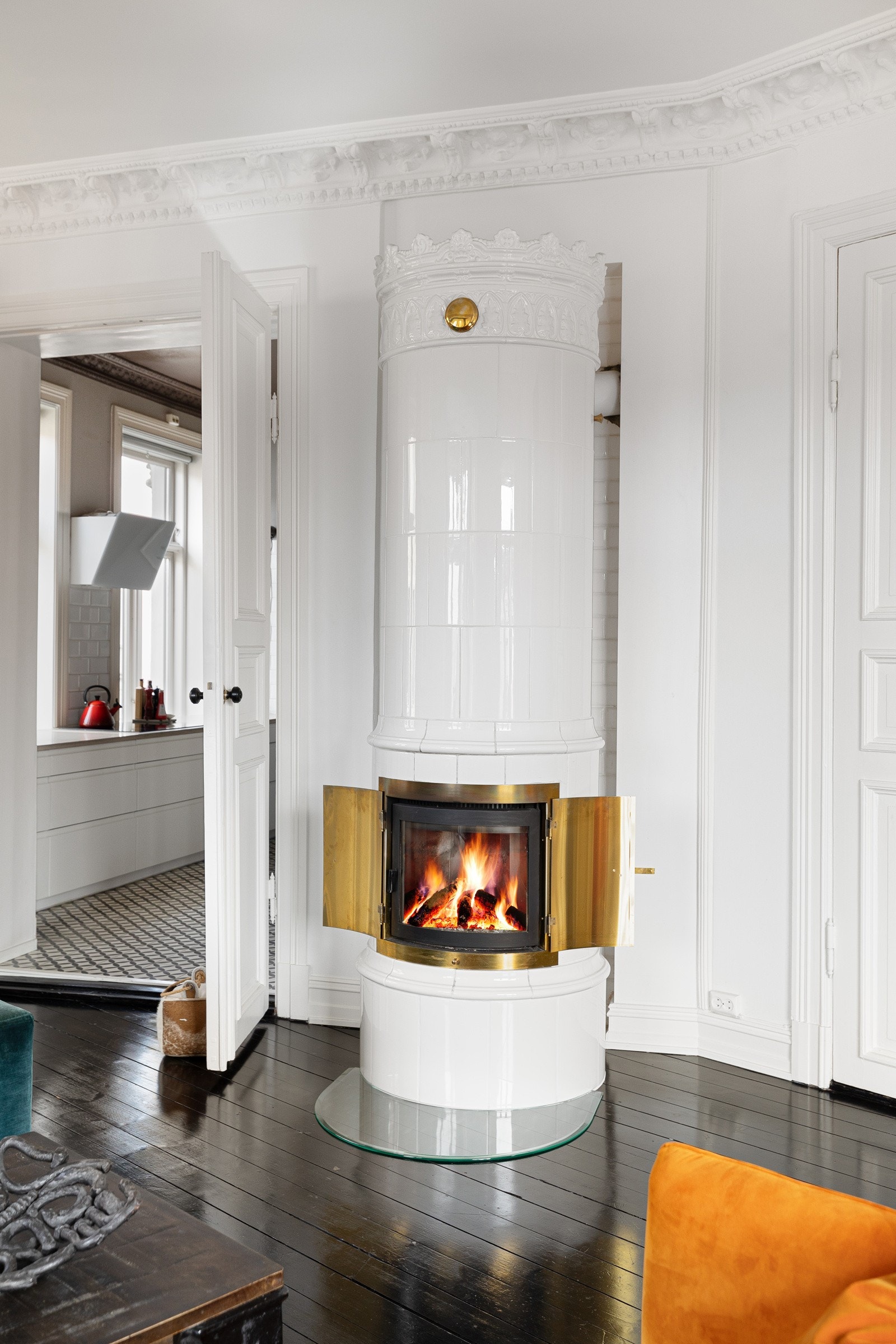 Stuen varmes opp med lekker, plassbygget kakkelovn fra 2019 for både lun og økonomisk oppvarming Galleribilde