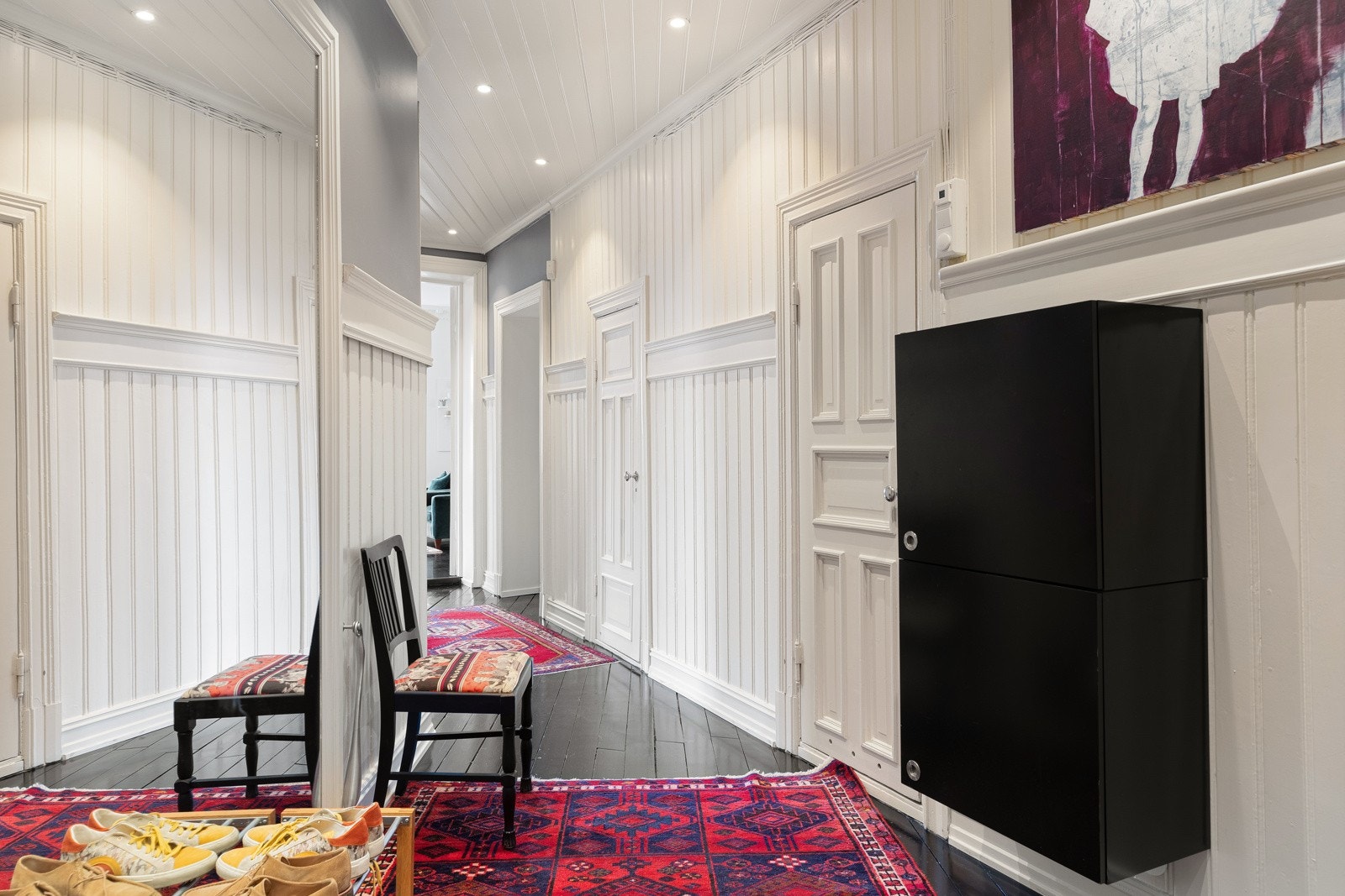 Videre tilkomst til soverommene og baderom via entré Galleribilde