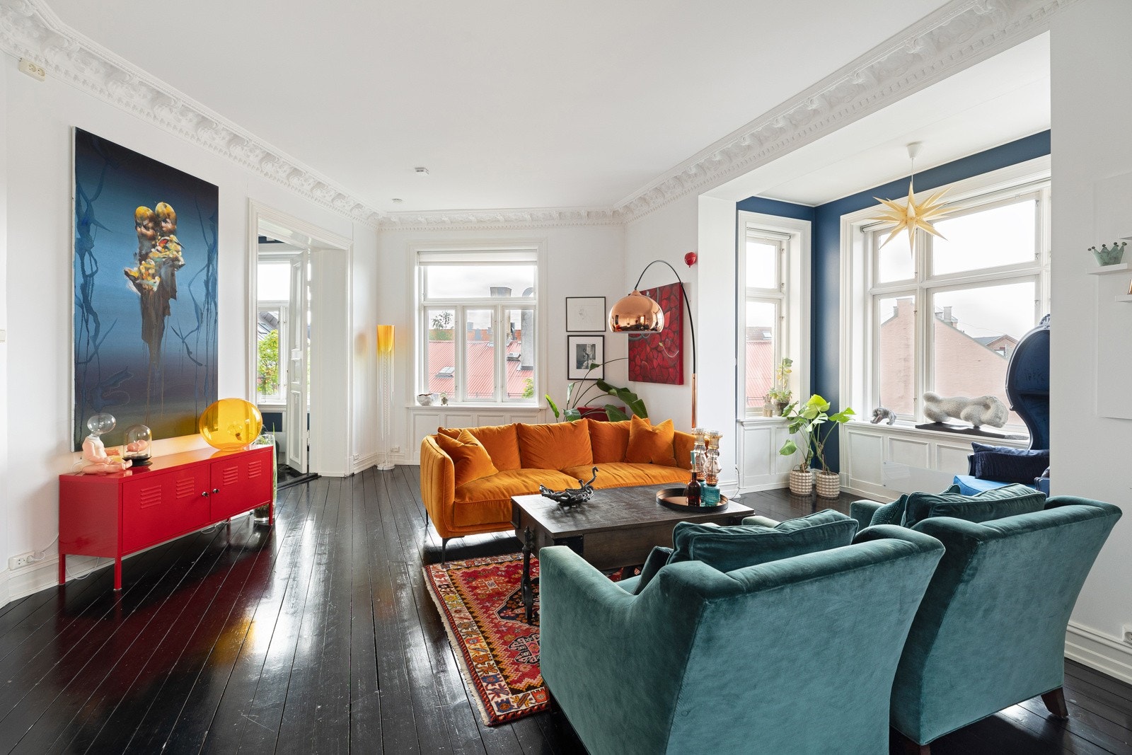 I hovedstuen får du også klassiske detaljer som karnapp og stukkatur, noe som gir et herskapelig preg på rommet Galleribilde