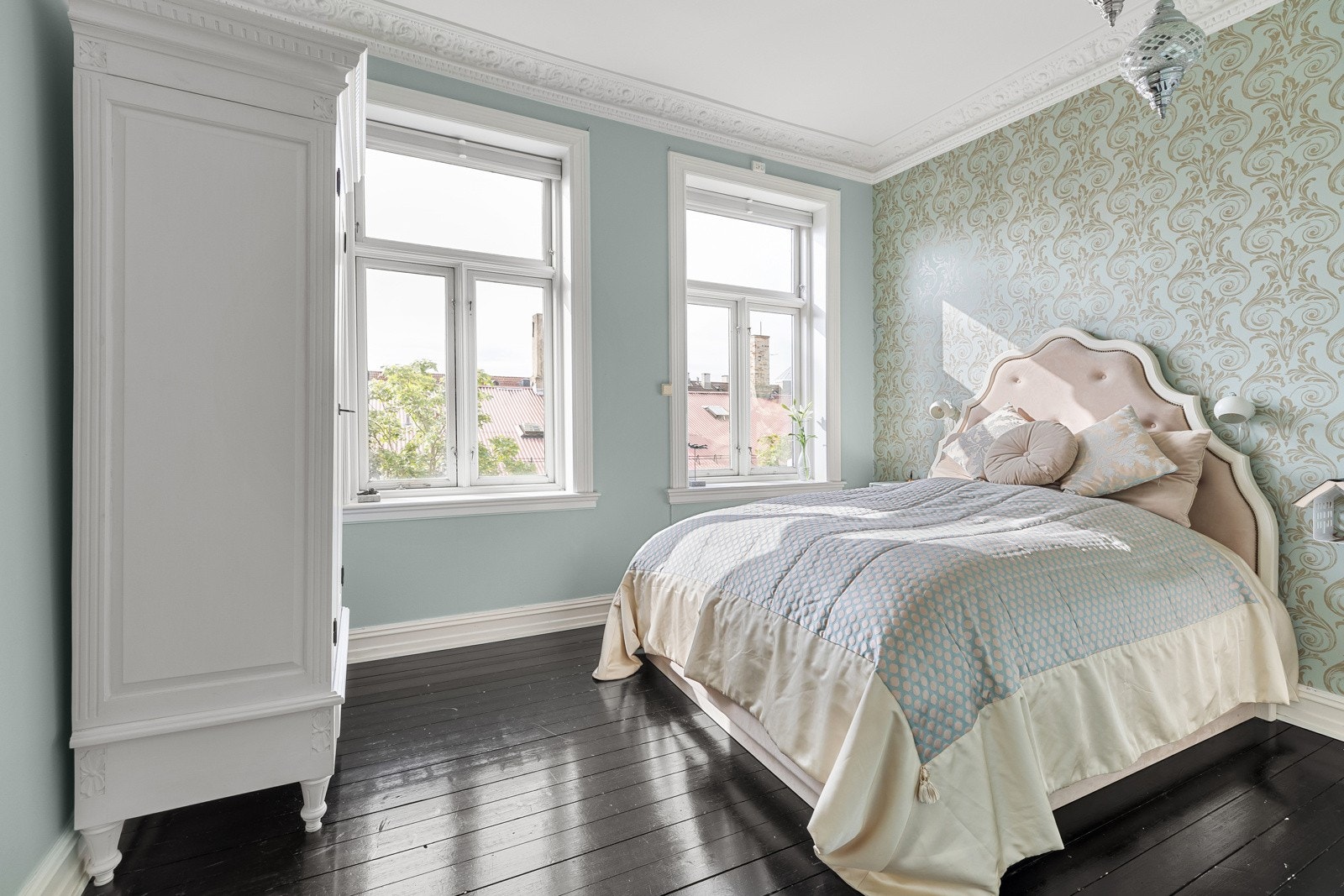 Leiligheten byr på tre soverom i enkel tilknytting til entréen. Samtlige står i stil til leilighetens klassiske og luftige utførelse Galleribilde